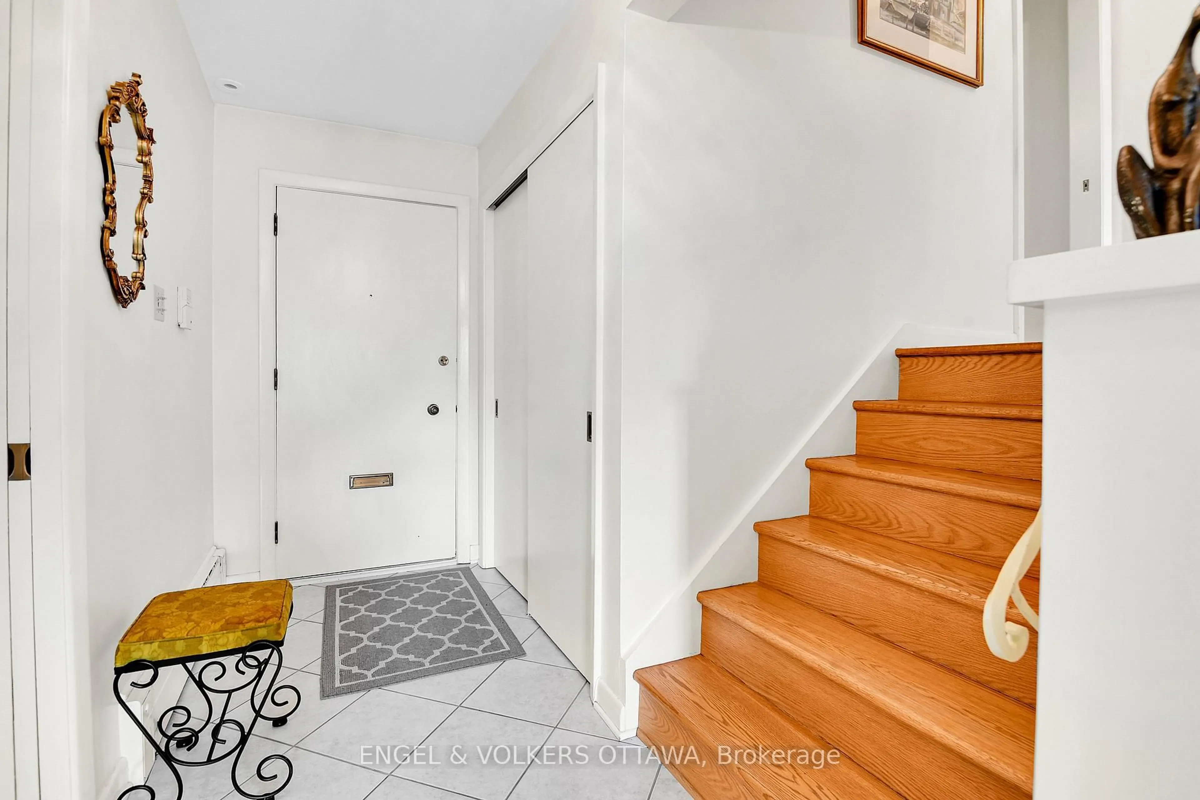 Indoor entryway for 436 Crestview Rd, Ottawa Ontario K1H 5G9