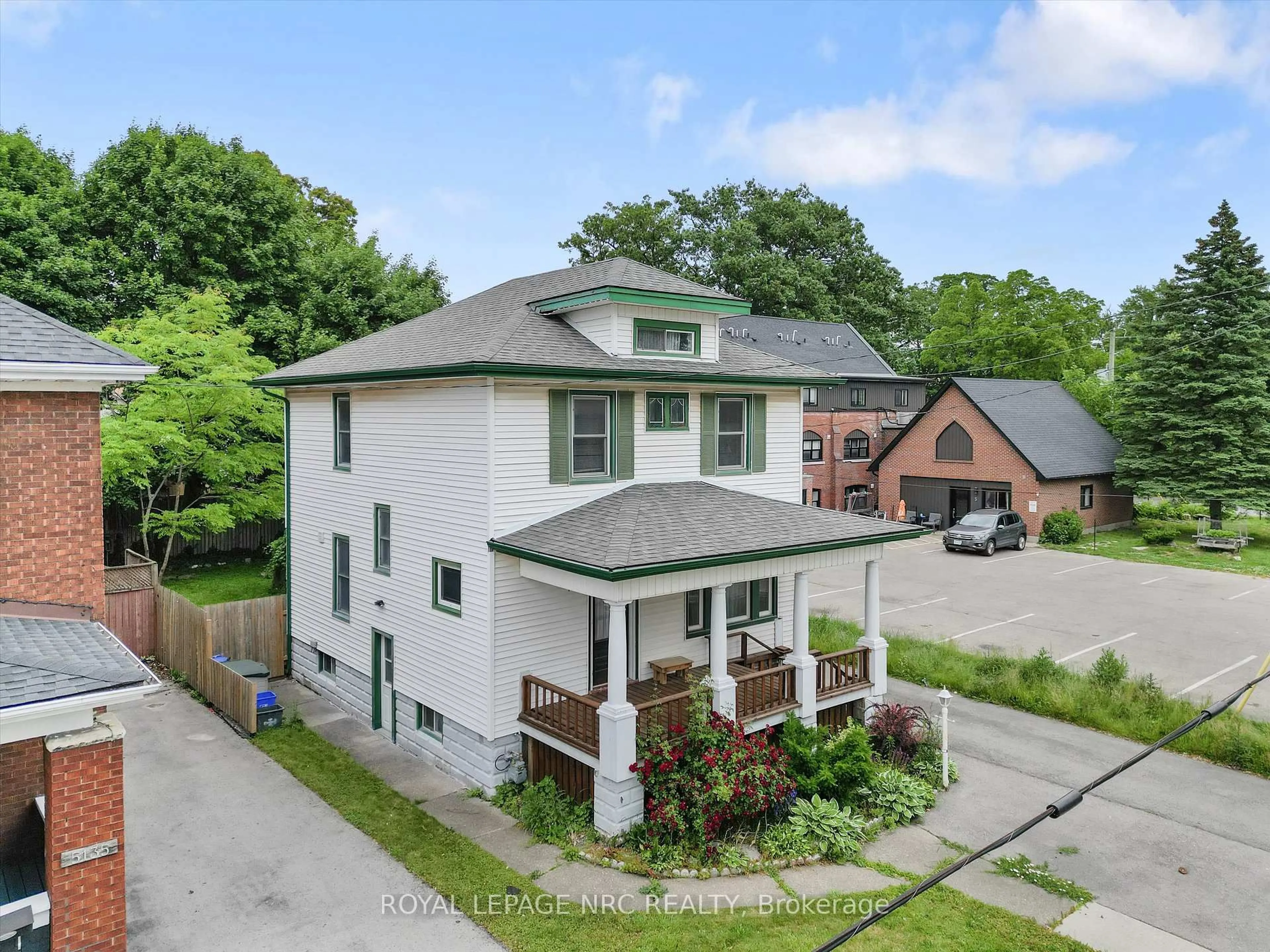 A pic from outside/outdoor area/front of a property/back of a property/a pic from drone, street for 5129 Mcrae St, Niagara Falls Ontario L2E 1P6