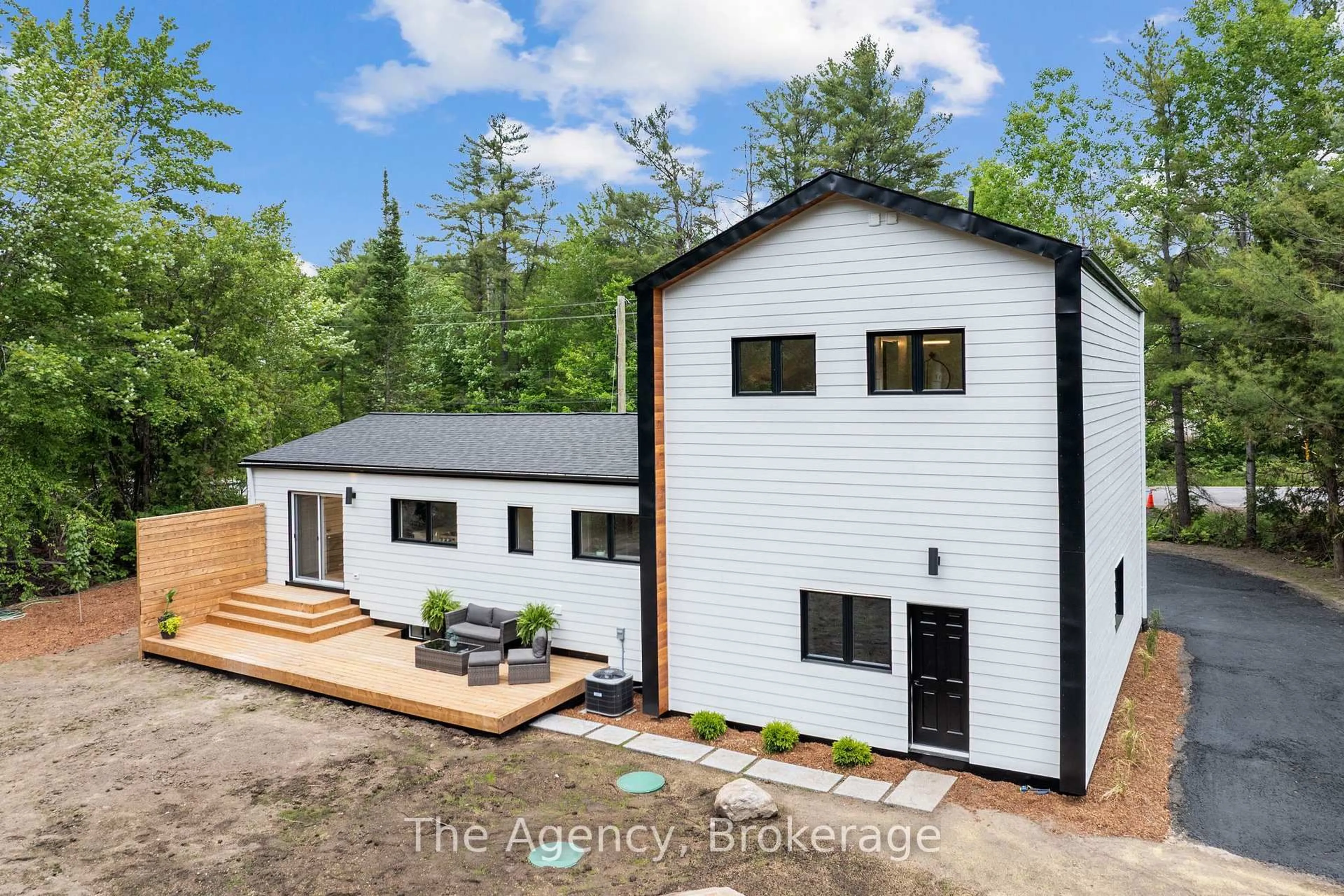 A pic from outside/outdoor area/front of a property/back of a property/a pic from drone, unknown for 1290 Cedar Lane, Bracebridge Ontario P1L 1W9