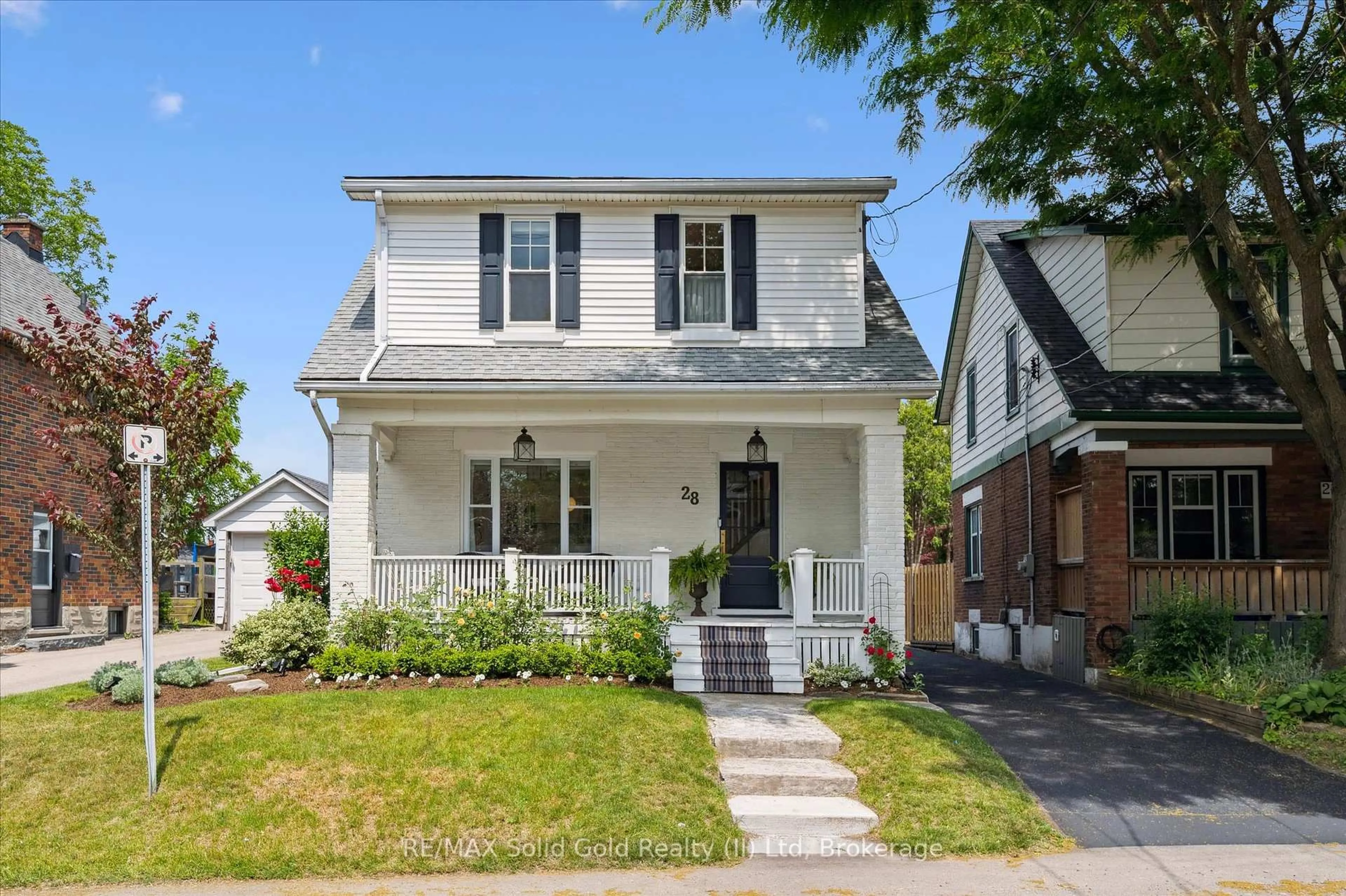 Home with brick exterior material, street for 28 Brunswick Ave, Kitchener Ontario N2H 4E8