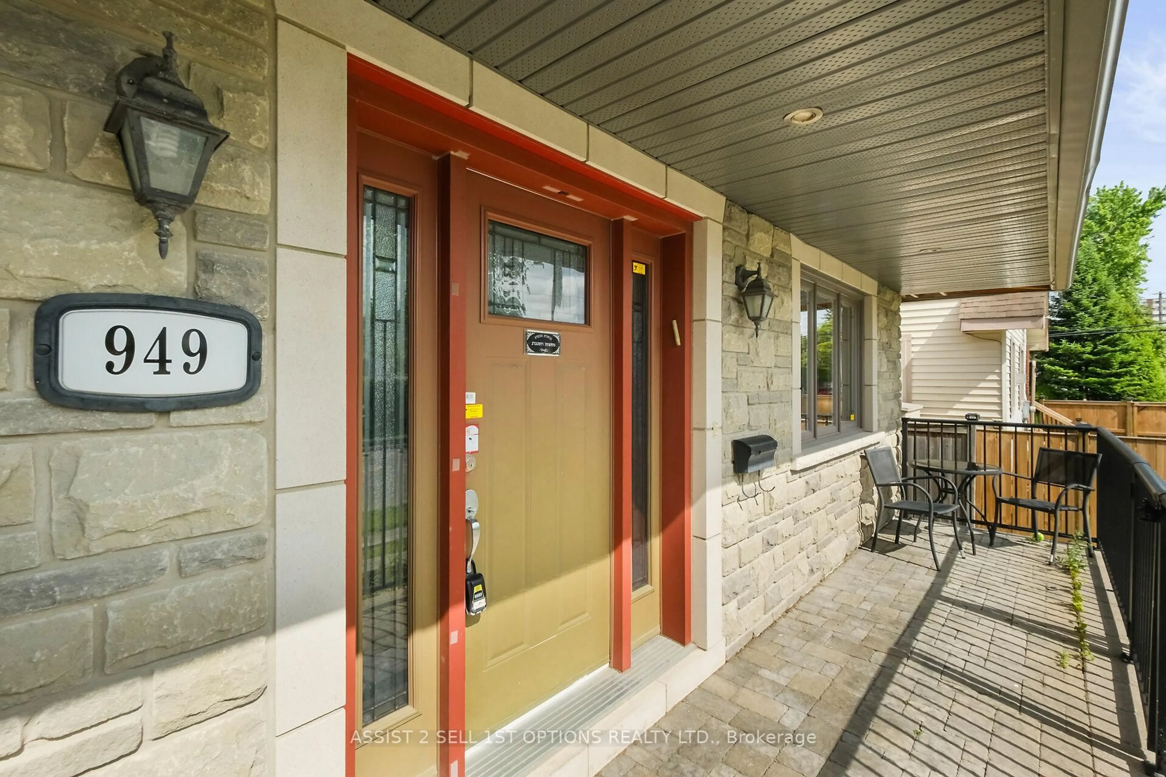 Indoor foyer for 949 Cavan St, Ottawa Ontario K1Z 5T1