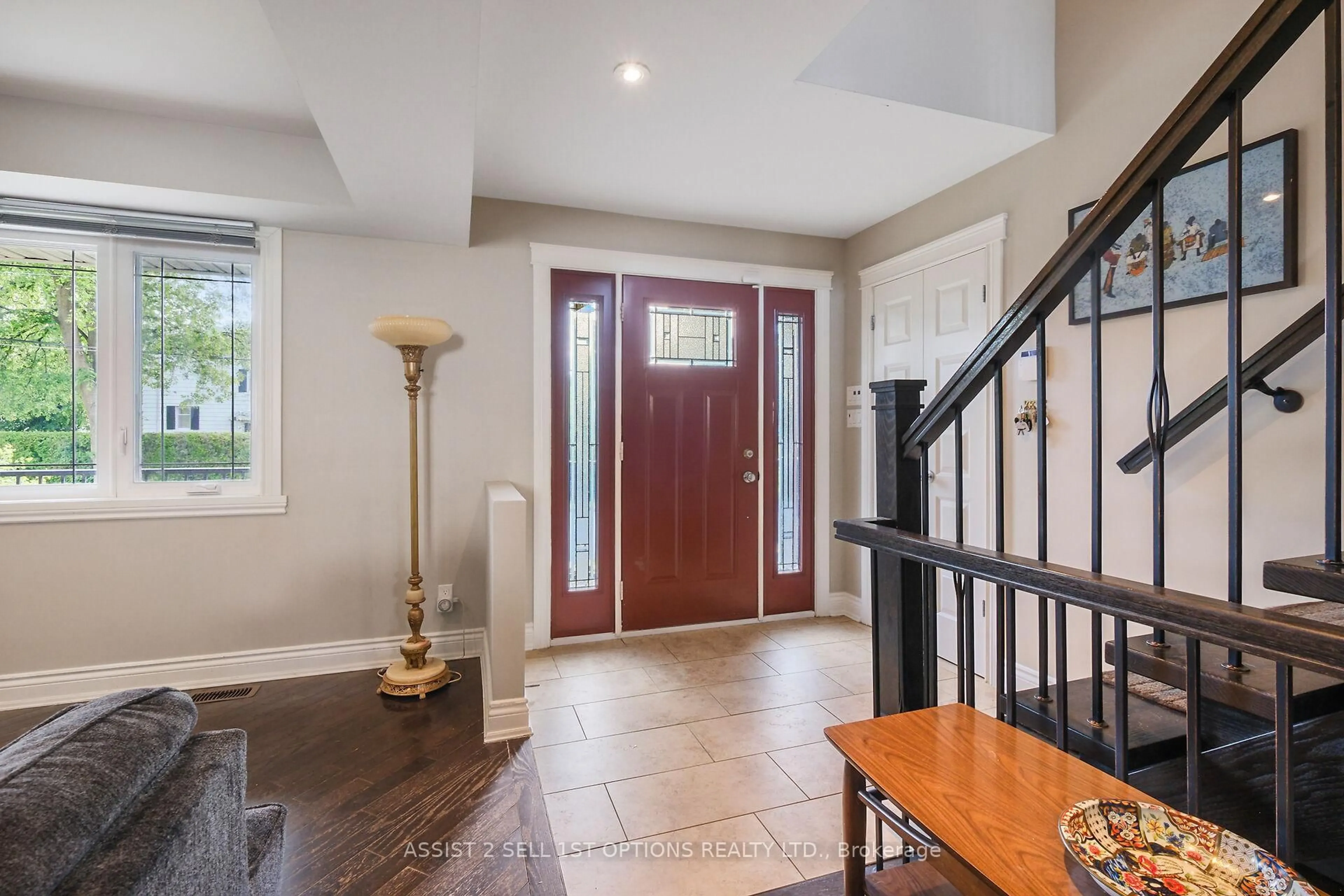 Indoor entryway for 949 Cavan St, Ottawa Ontario K1Z 5T1