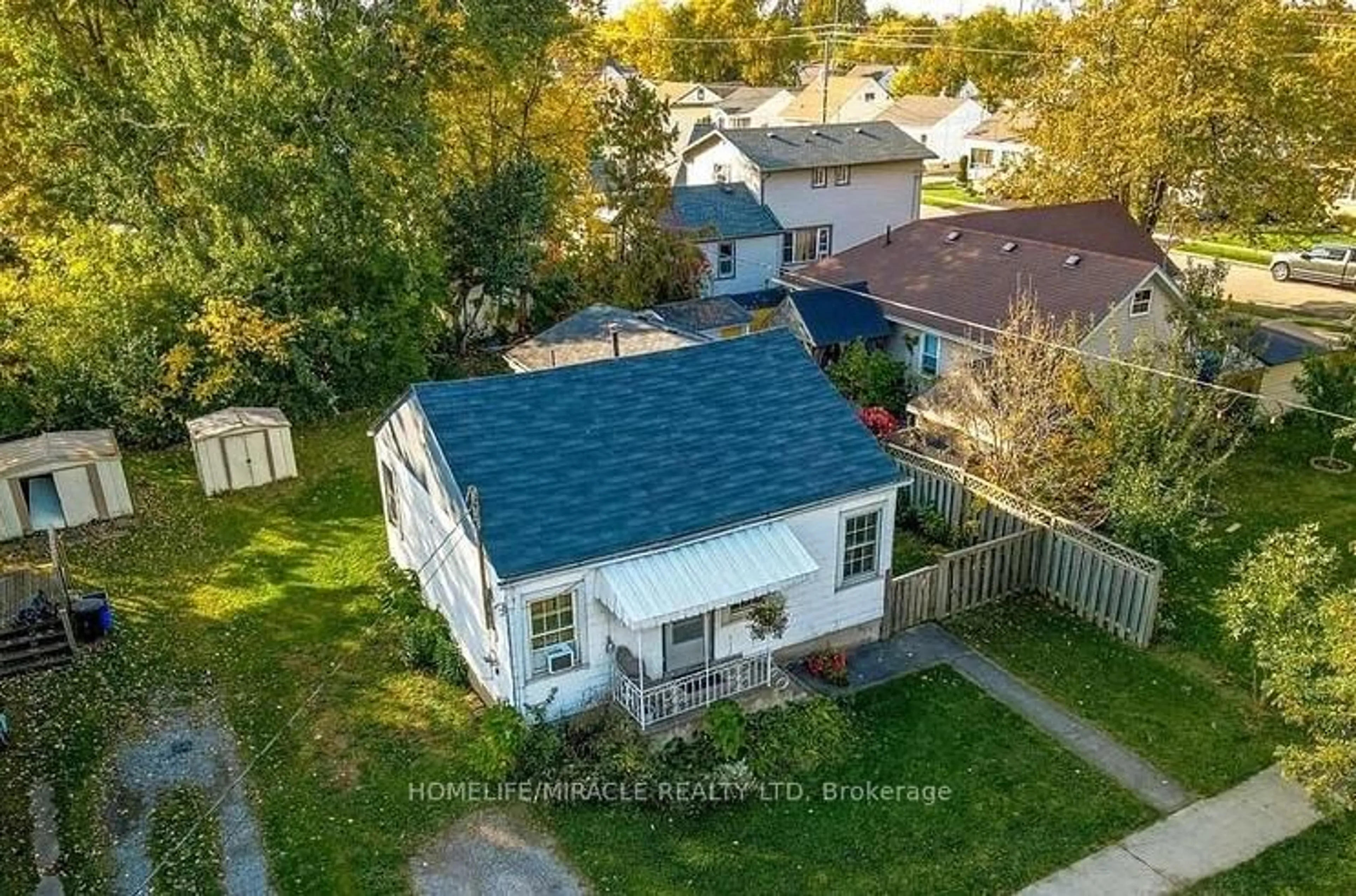 A pic from outside/outdoor area/front of a property/back of a property/a pic from drone, street for 28 Douglas St, Fort Erie Ontario L2A 3W4
