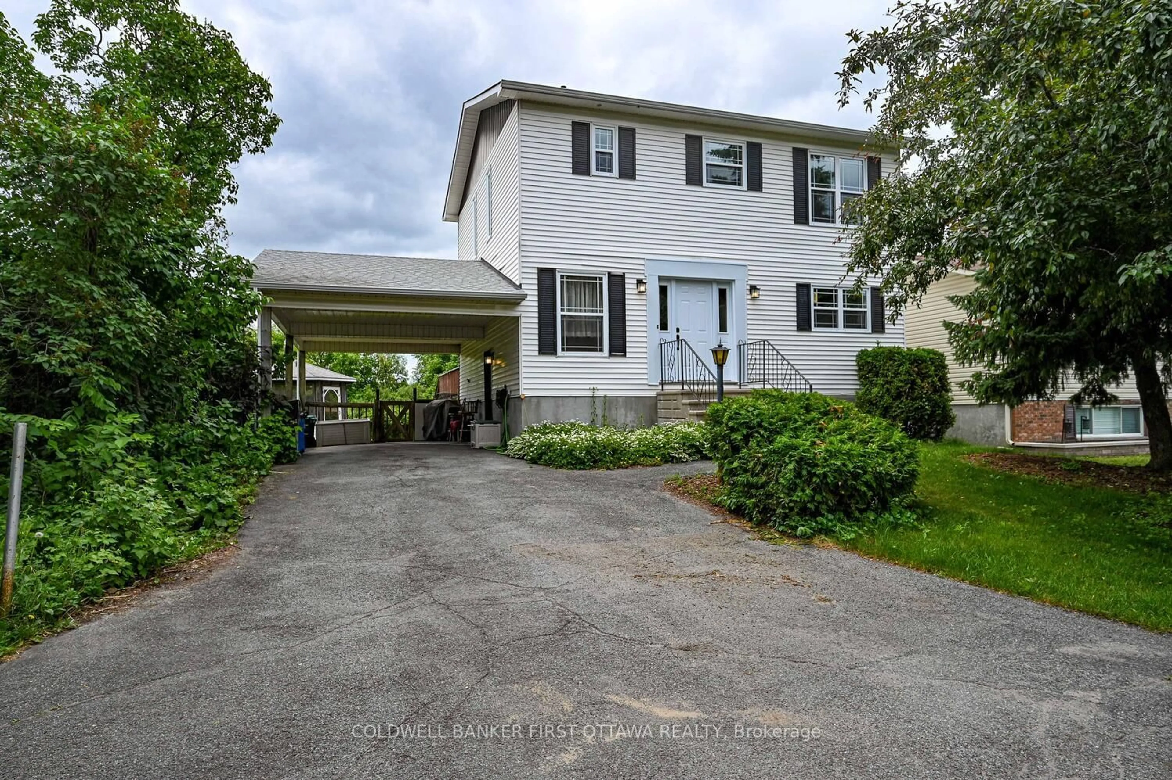 A pic from outside/outdoor area/front of a property/back of a property/a pic from drone, street for 22 Poole Creek Cres, Stittsville Ontario K2S 1G4