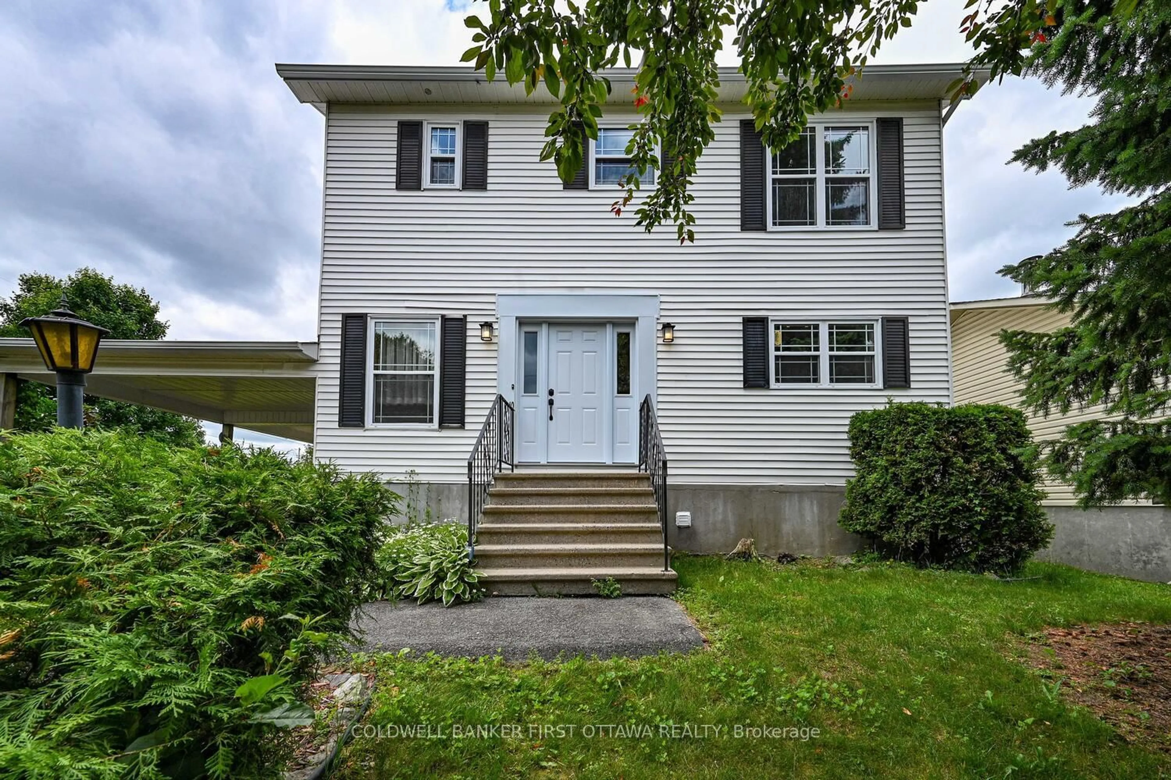 Home with vinyl exterior material, street for 22 Poole Creek Cres, Stittsville Ontario K2S 1G4