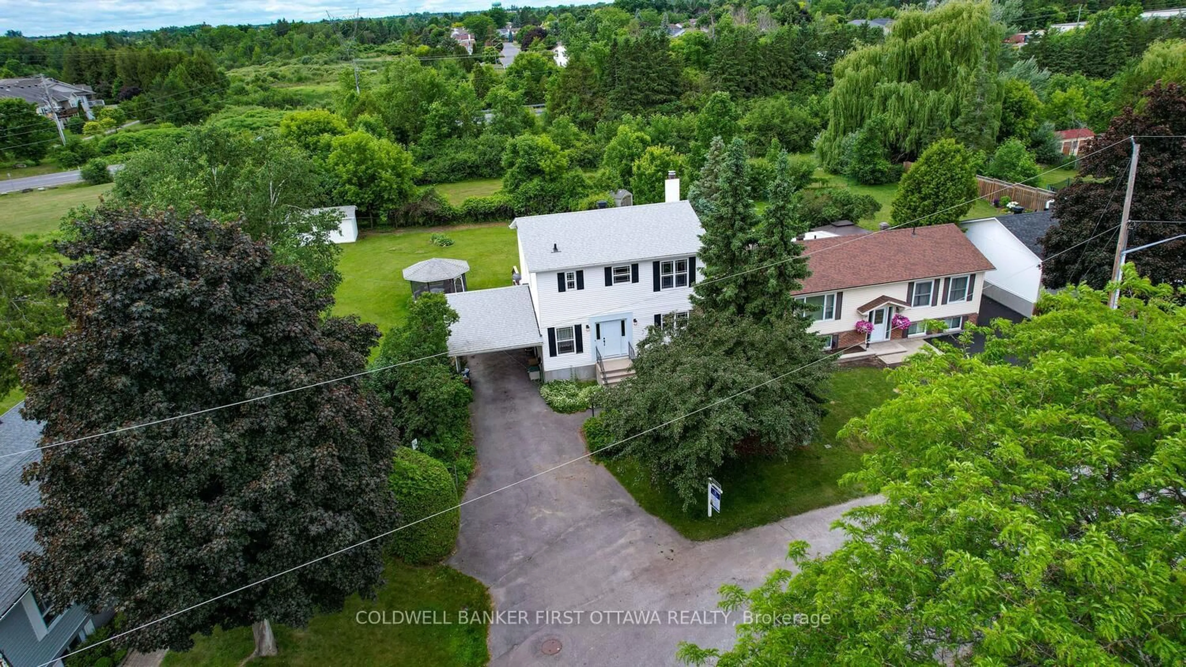 A pic from outside/outdoor area/front of a property/back of a property/a pic from drone, unknown for 22 Poole Creek Cres, Stittsville Ontario K2S 1G4