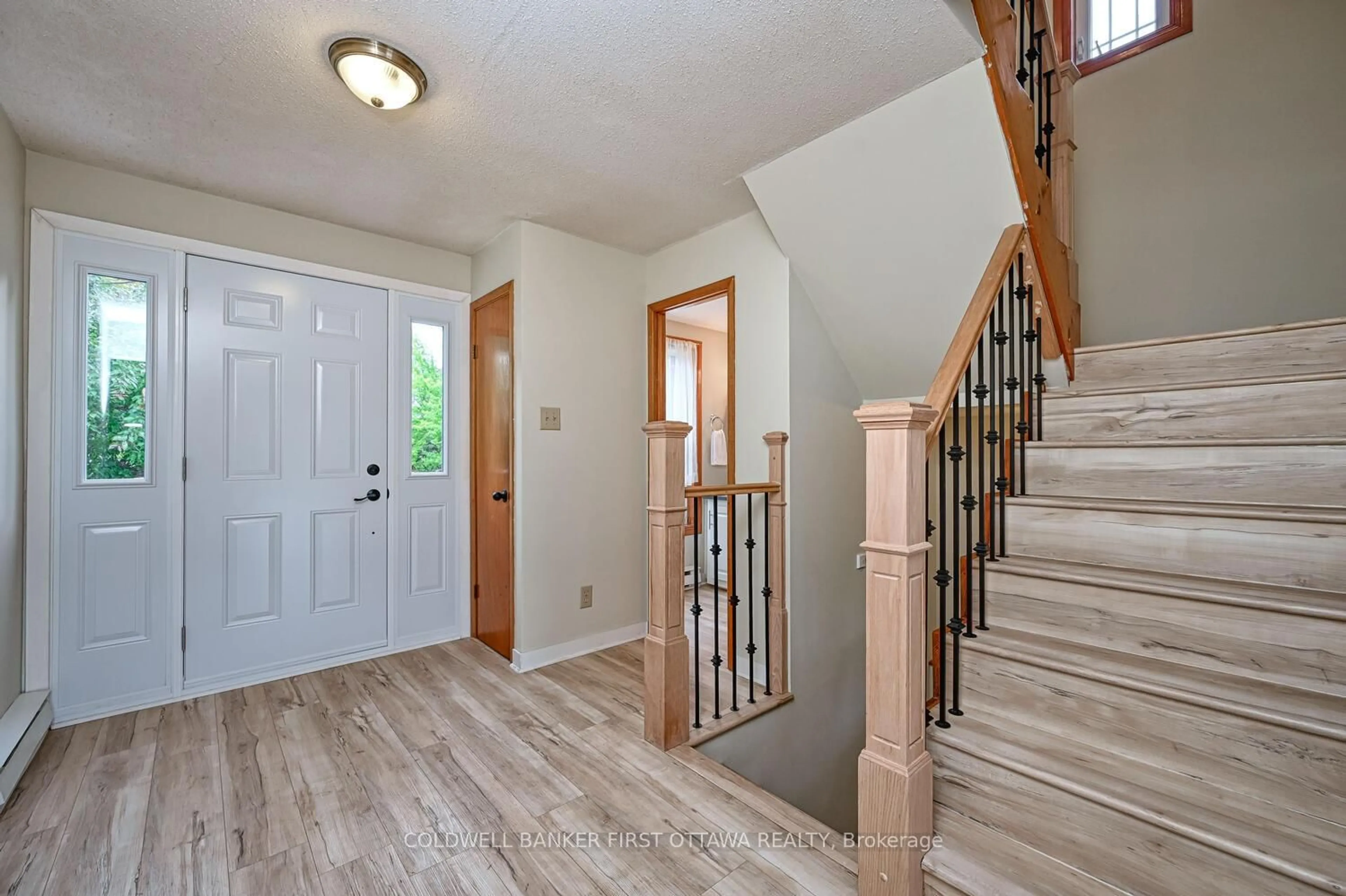 Indoor entryway for 22 Poole Creek Cres, Stittsville Ontario K2S 1G4