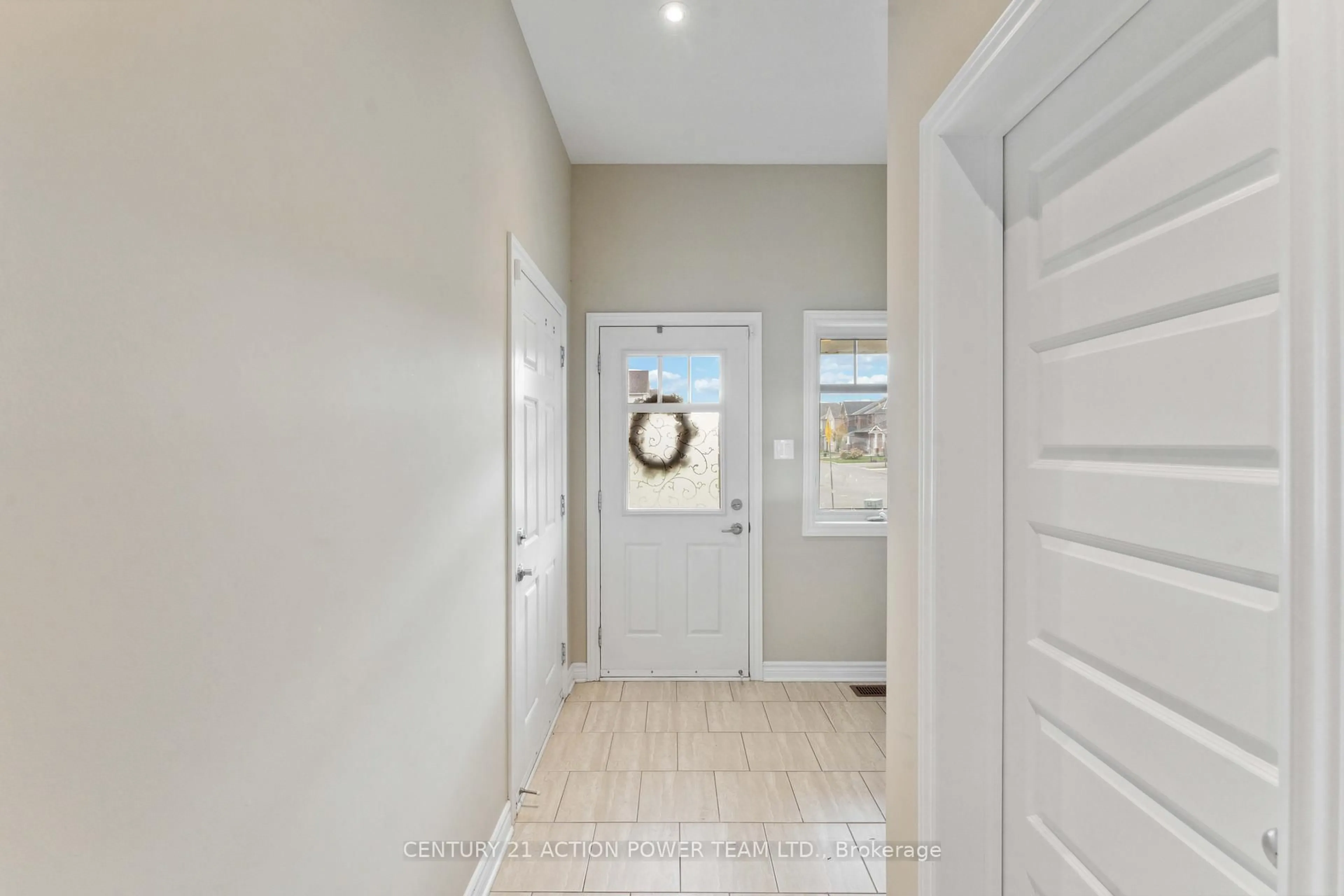 Indoor entryway for 812 Ashenvale Way, Orleans Ontario K4A 0R3