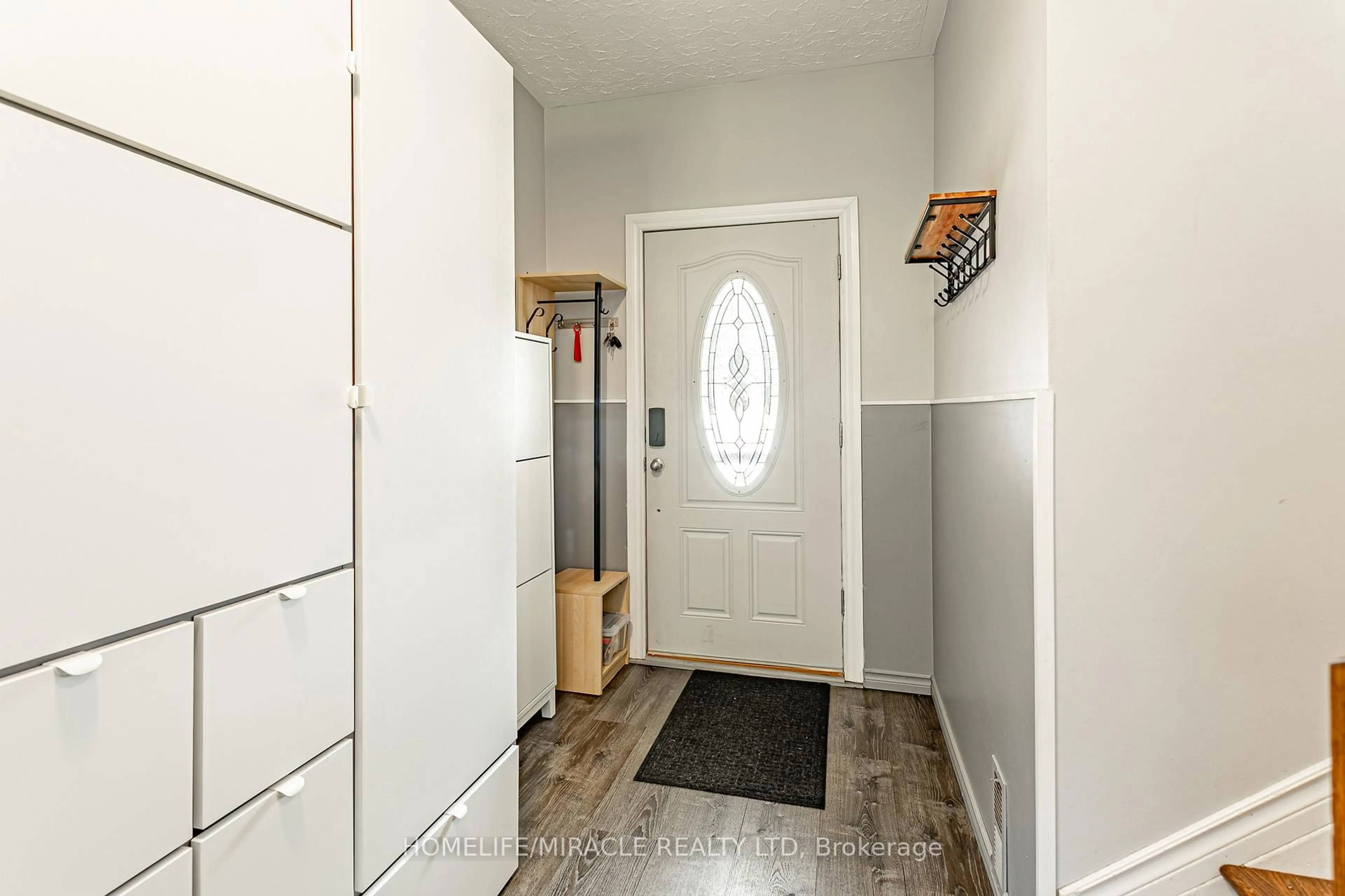 Indoor entryway for 297 RIDOUT St, West Elgin Ontario N0L 2C0