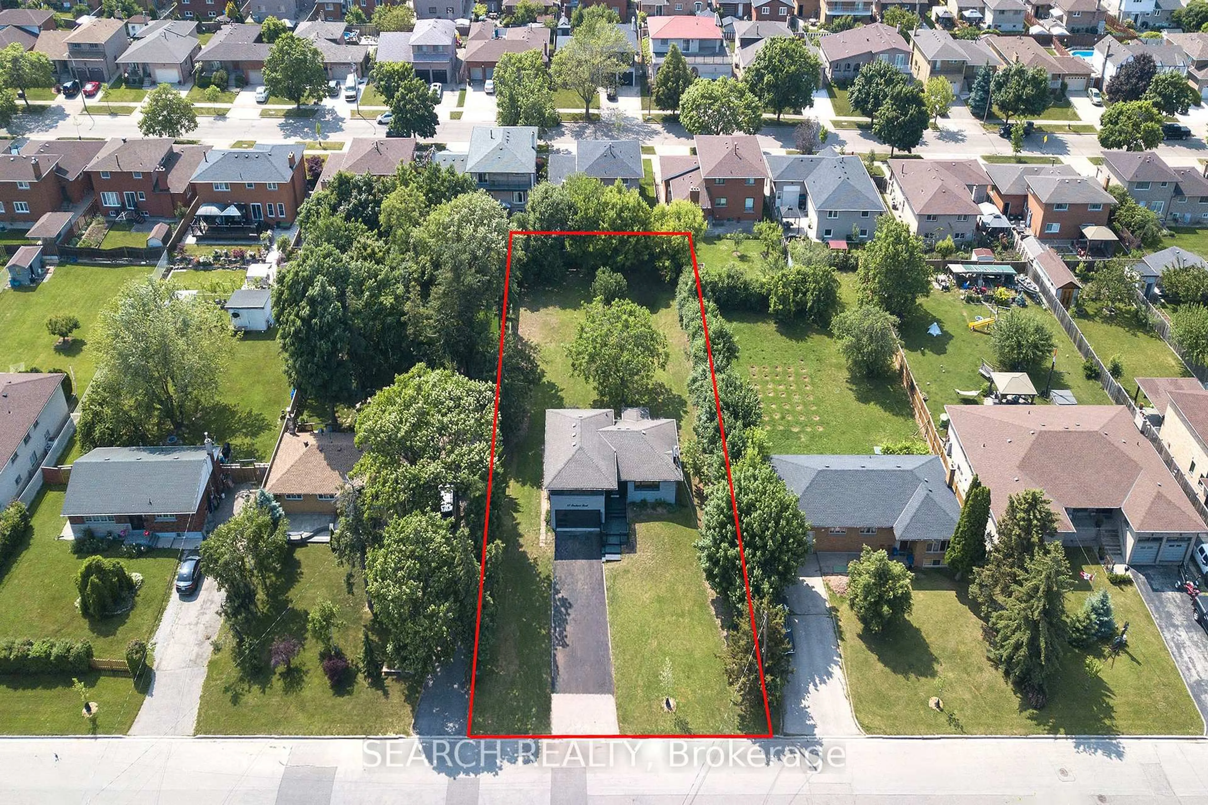 A pic from outside/outdoor area/front of a property/back of a property/a pic from drone, street for 63 Deerhurst Rd, Hamilton Ontario L8E 2E6