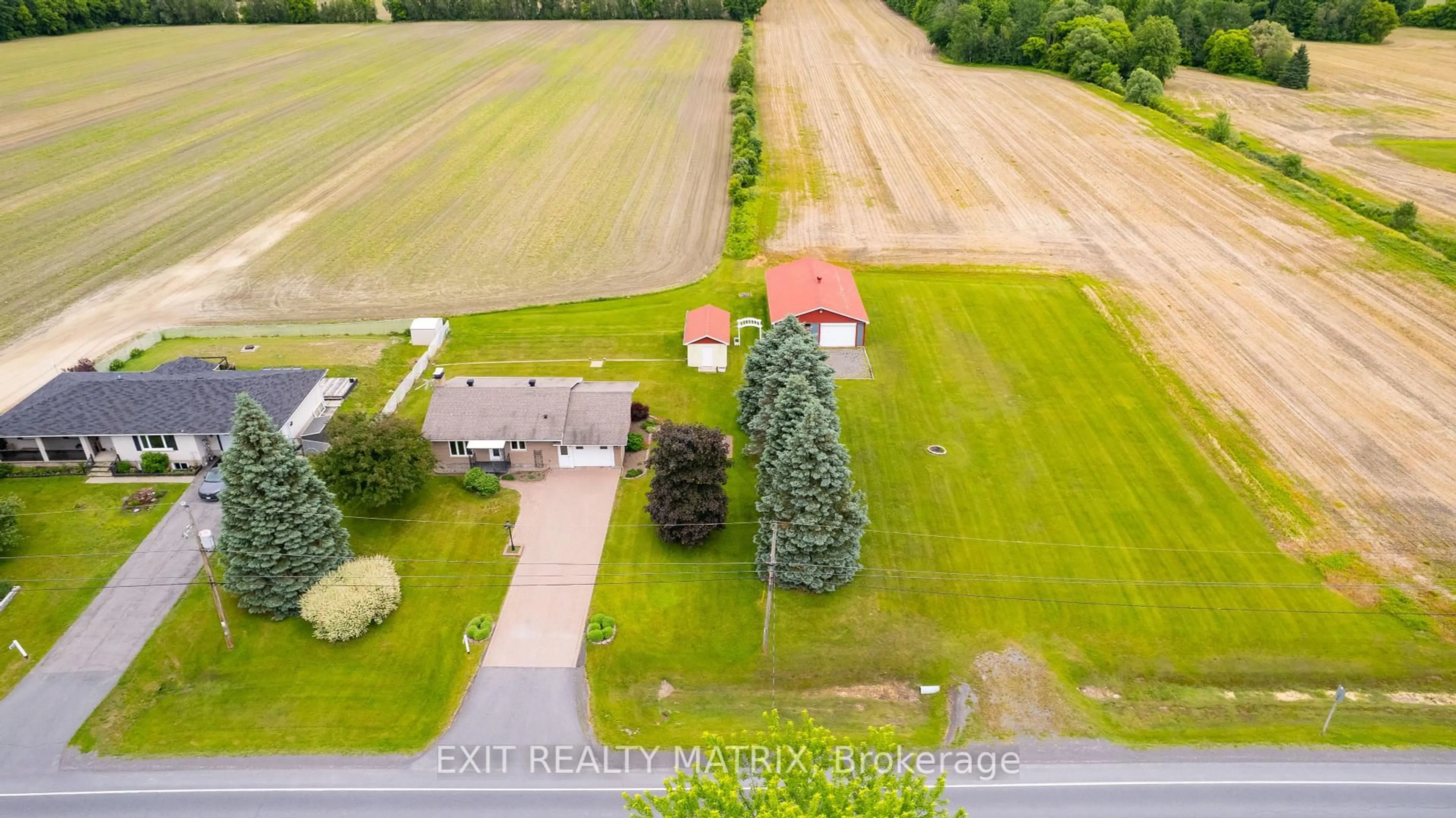 A pic from outside/outdoor area/front of a property/back of a property/a pic from drone, unknown for 4145 Champlain St, Clarence-Rockland Ontario K0A 1E0