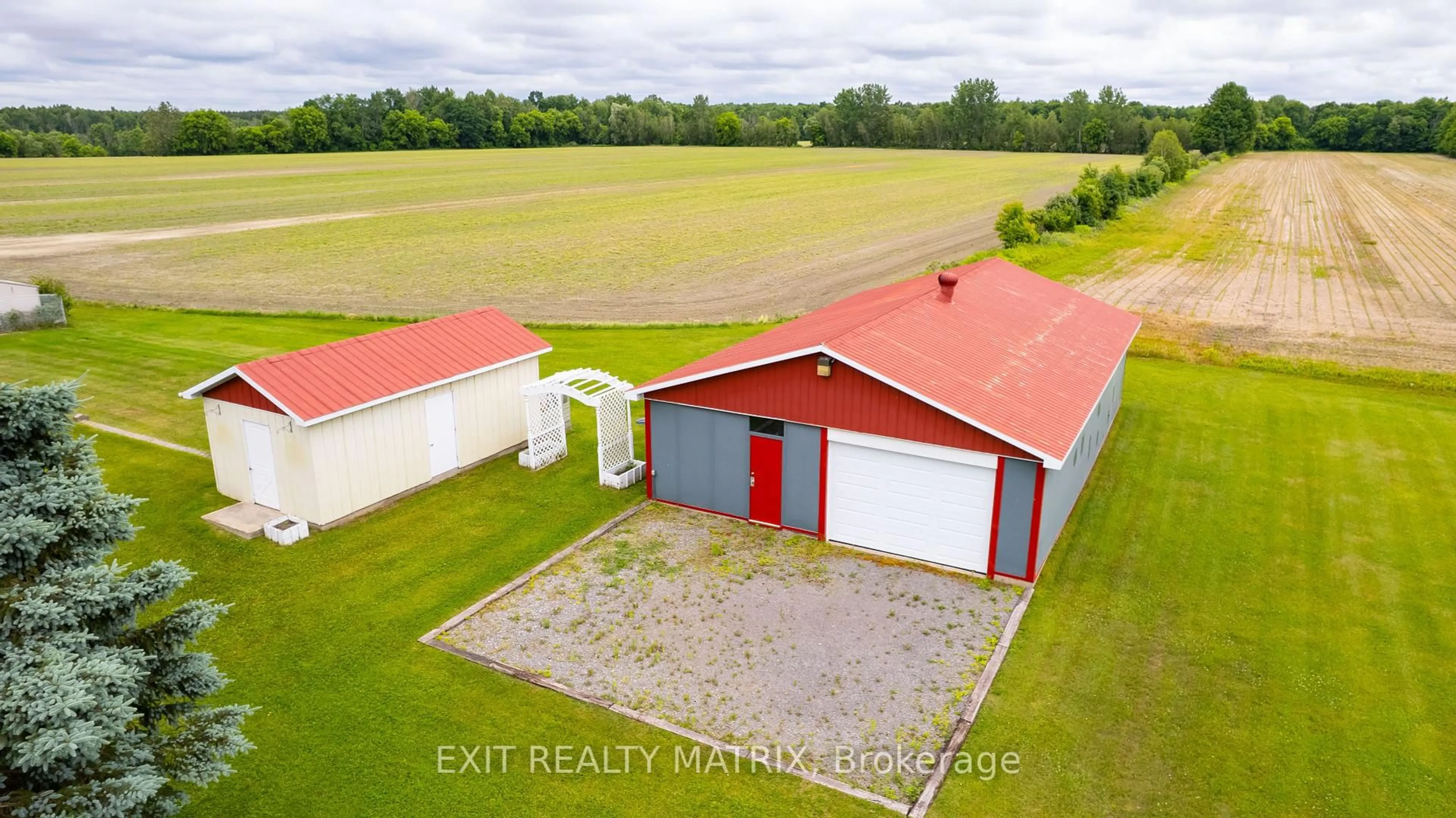 A pic from outside/outdoor area/front of a property/back of a property/a pic from drone, building for 4145 Champlain St, Clarence-Rockland Ontario K0A 1E0