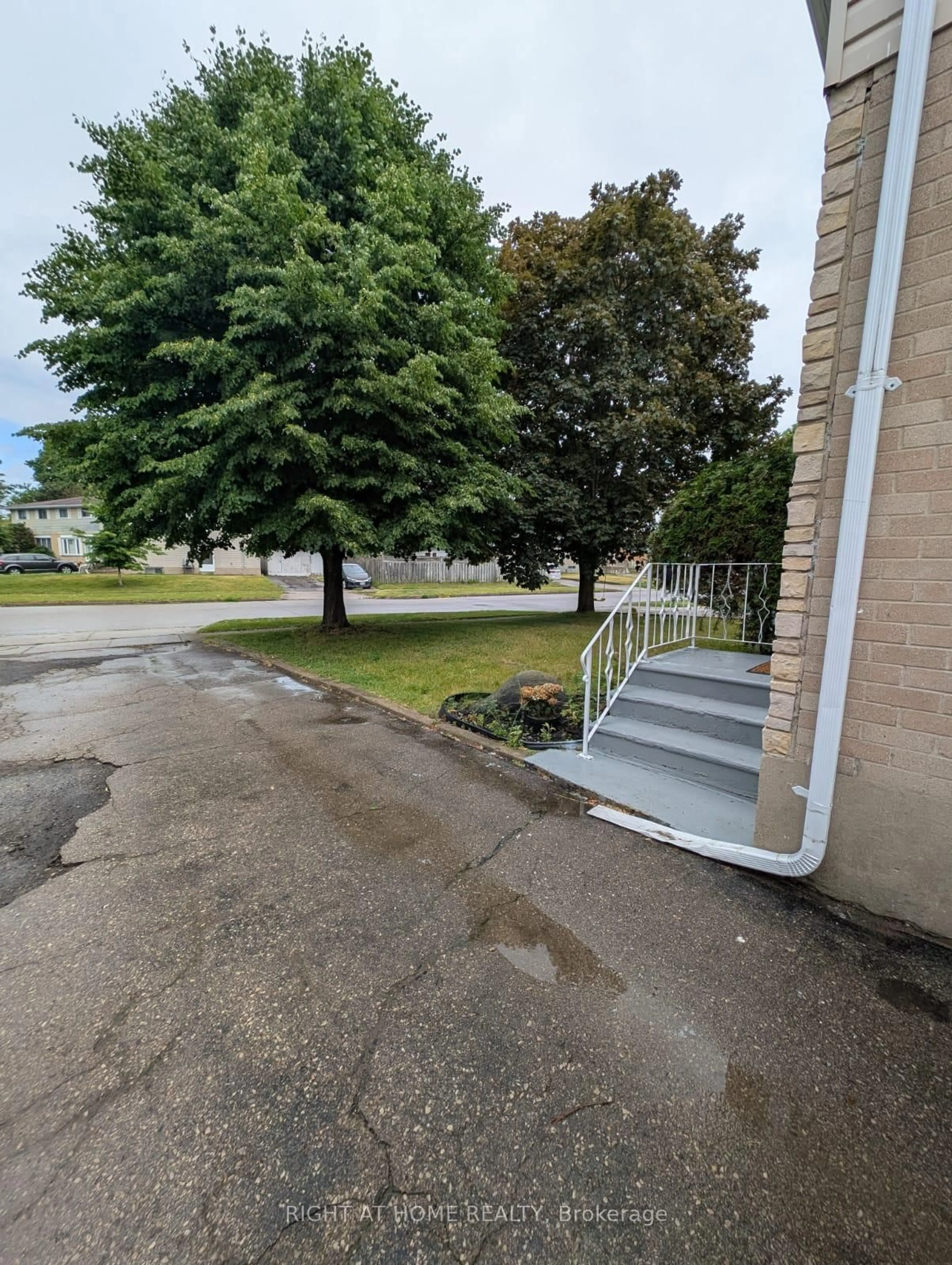 Stairs for 59 Winter Ave, Cambridge Ontario N1R 5Z7