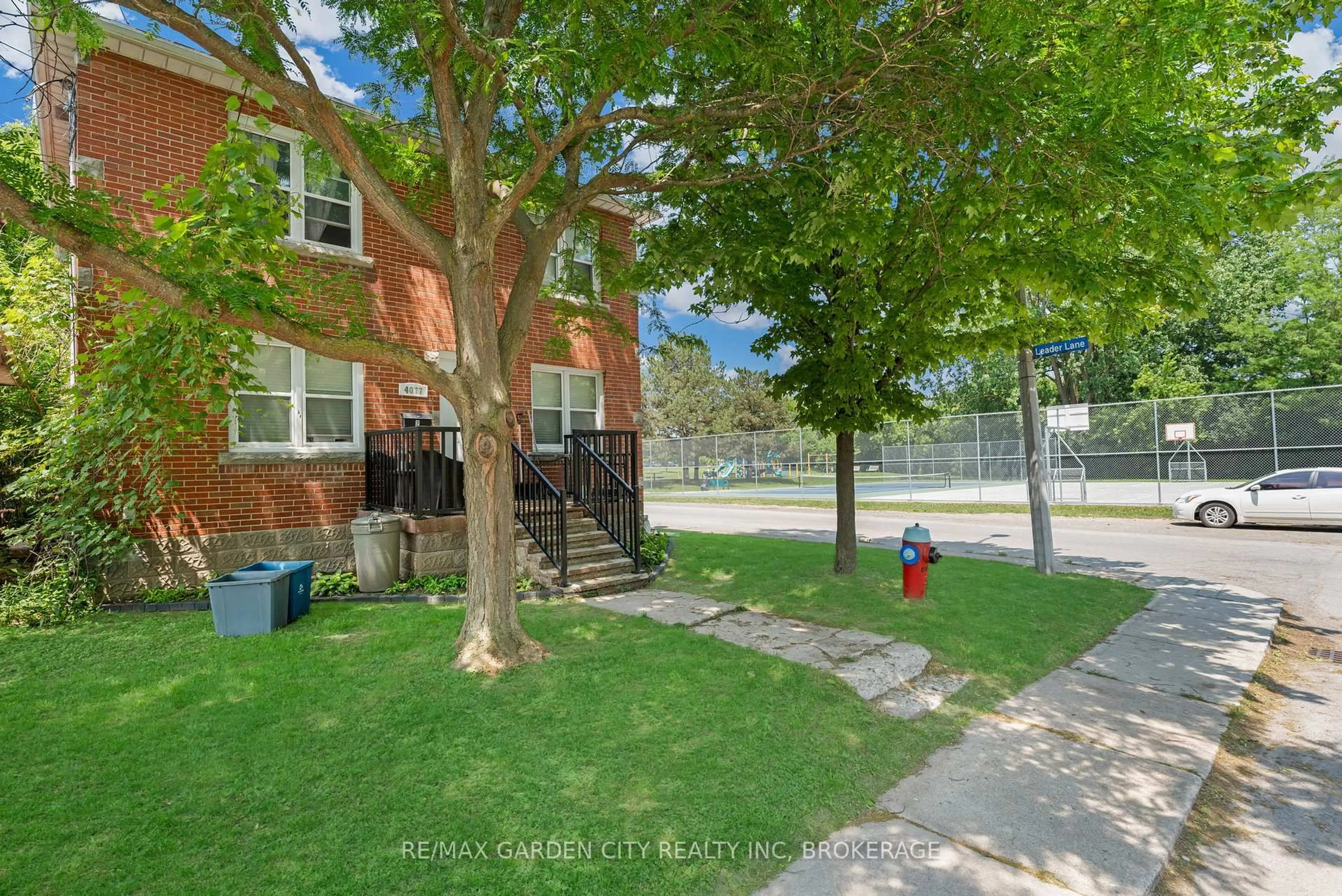 A pic from outside/outdoor area/front of a property/back of a property/a pic from drone, street for 4077 HICKSON Ave, Niagara Falls Ontario L2E 3K1