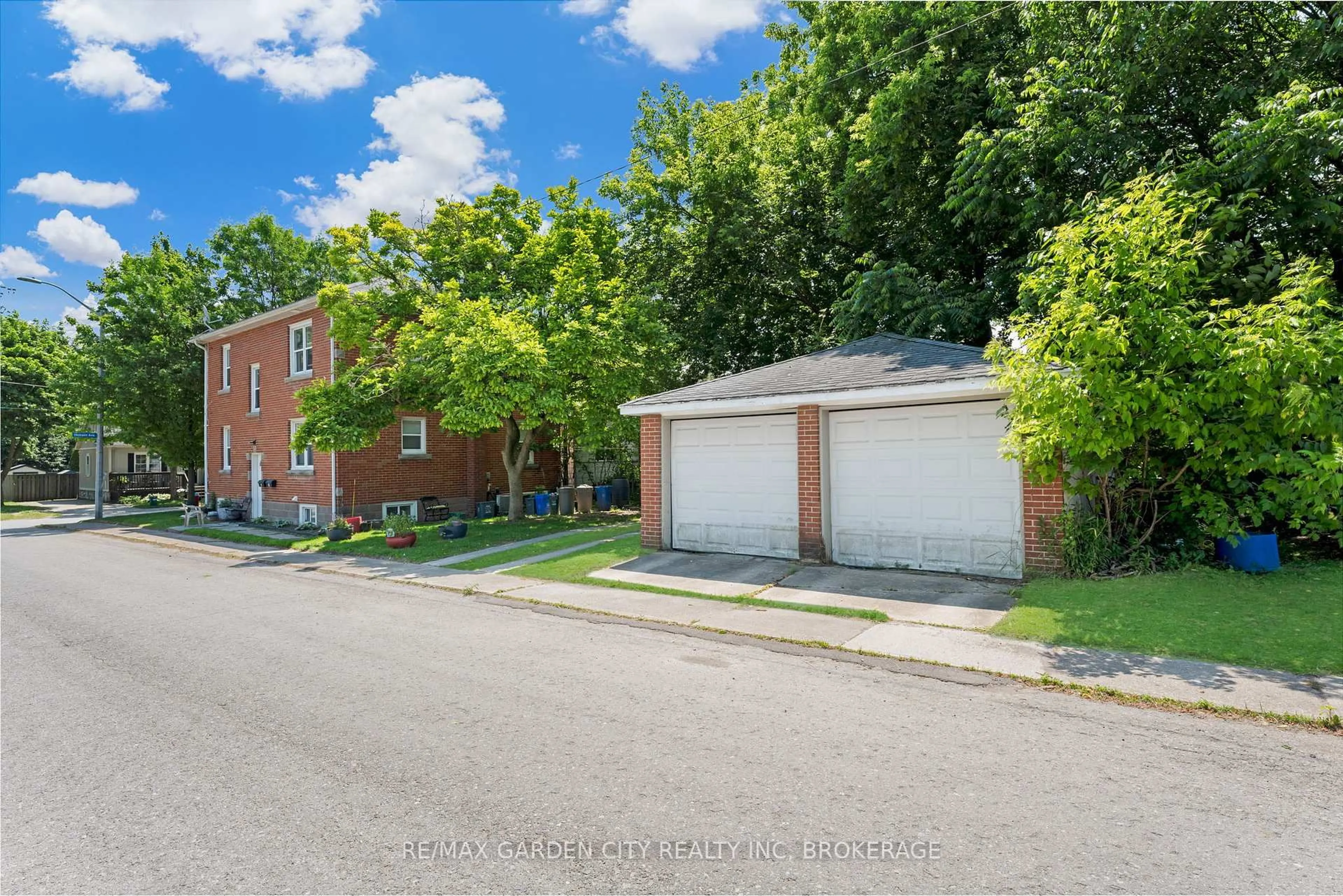 A pic from outside/outdoor area/front of a property/back of a property/a pic from drone, street for 4077 HICKSON Ave, Niagara Falls Ontario L2E 3K1