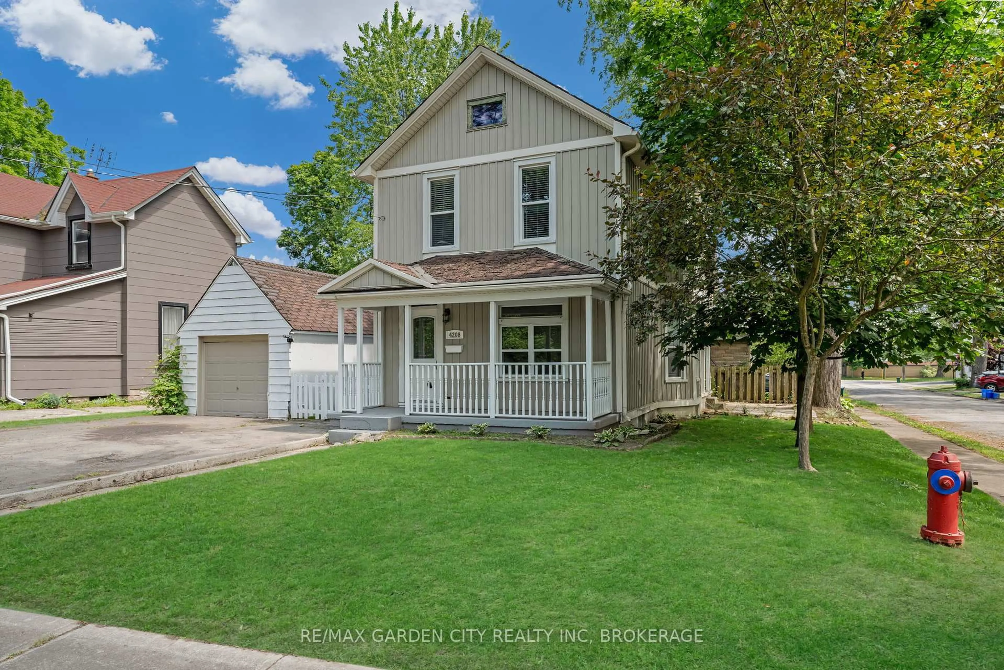 A pic from outside/outdoor area/front of a property/back of a property/a pic from drone, street for 4208 TERRACE Ave, Niagara Falls Ontario L2E 3J4