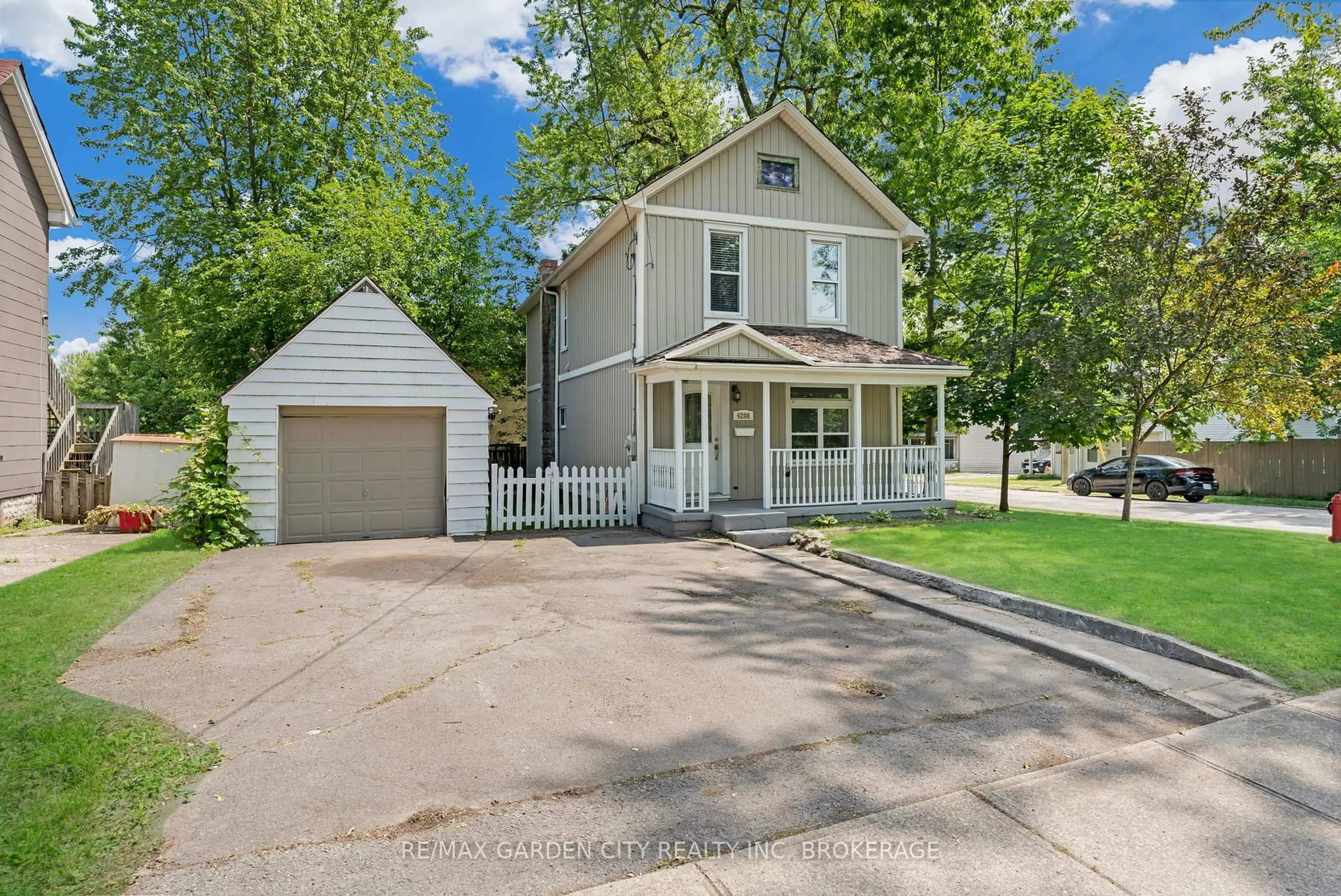 A pic from outside/outdoor area/front of a property/back of a property/a pic from drone, street for 4208 TERRACE Ave, Niagara Falls Ontario L2E 3J4