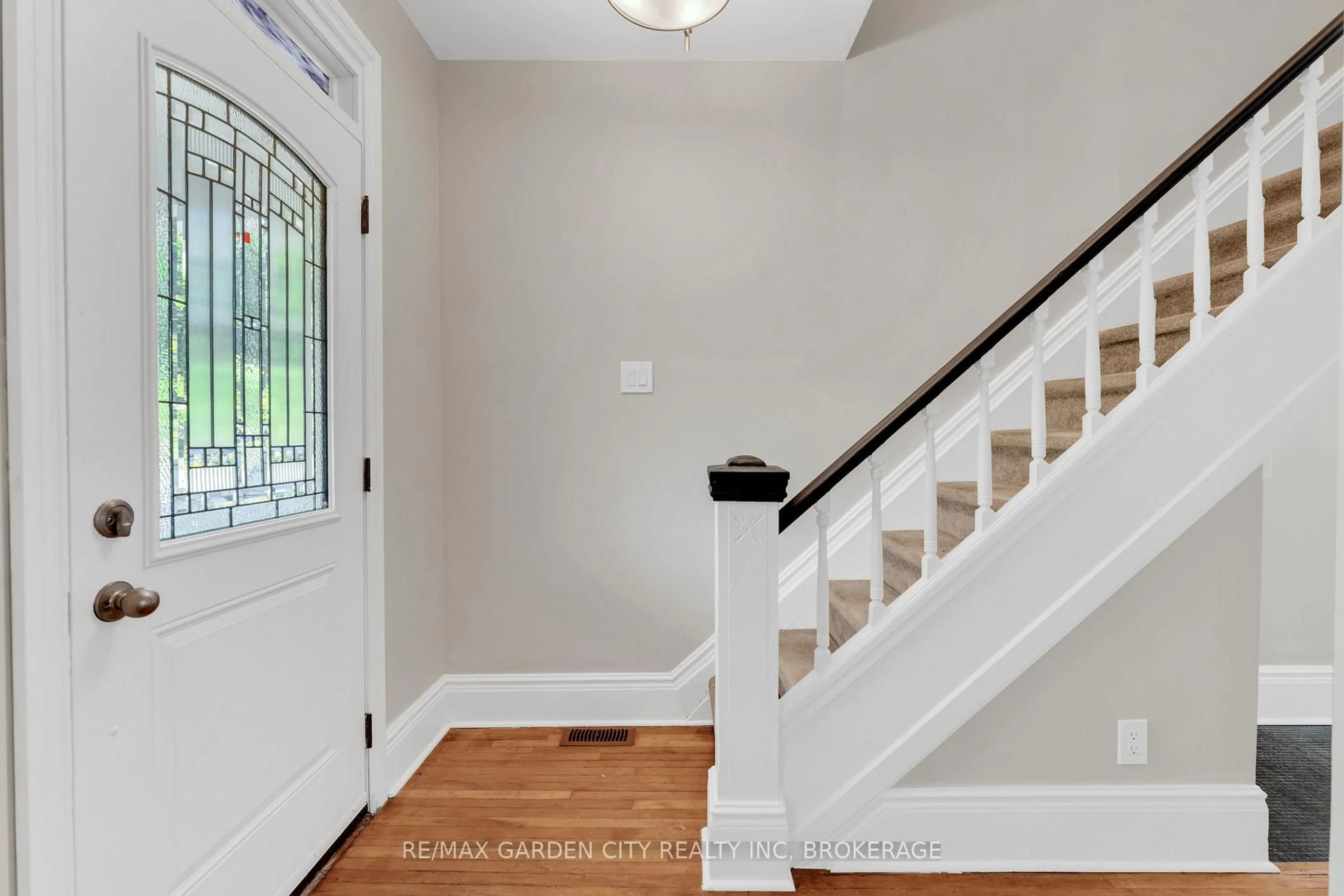 Indoor entryway for 4208 TERRACE Ave, Niagara Falls Ontario L2E 3J4