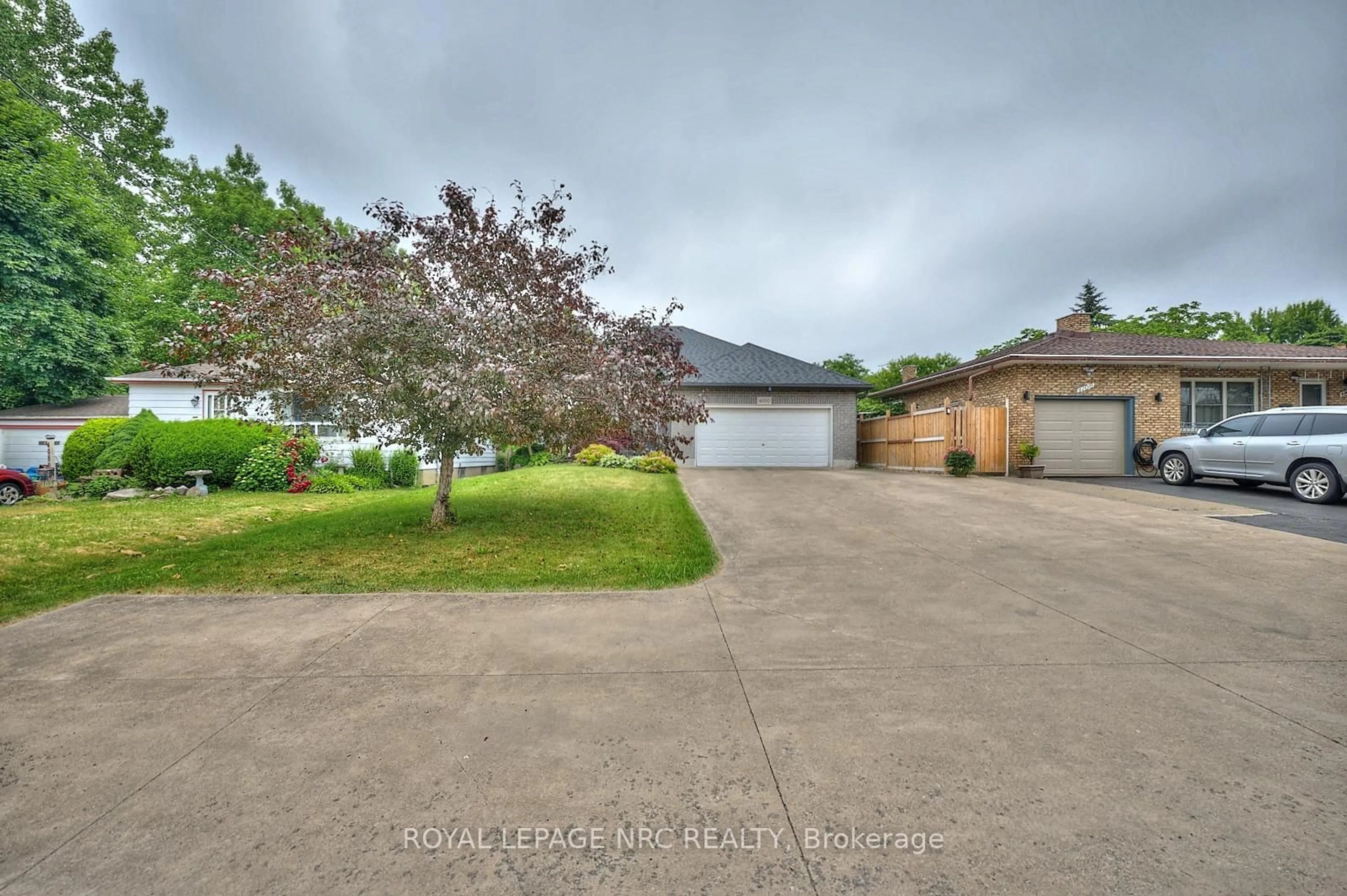 A pic from outside/outdoor area/front of a property/back of a property/a pic from drone, street for 4100 Kalar Rd, Niagara Falls Ontario L2H 1S6