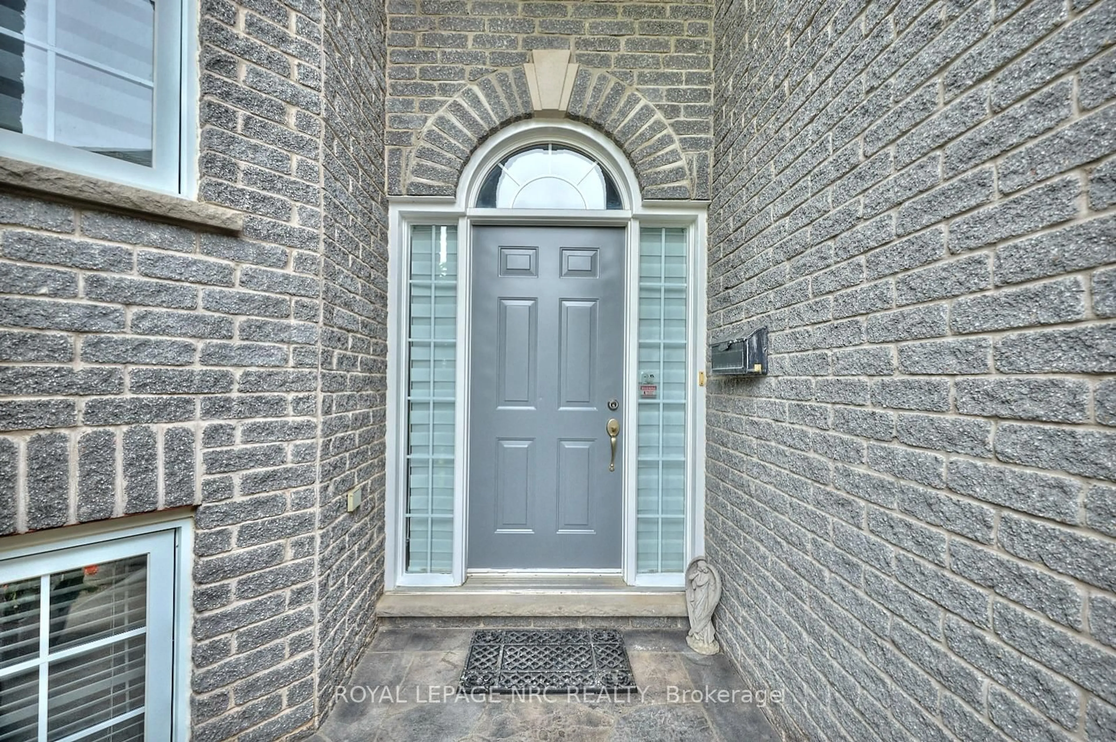 Indoor entryway for 4100 Kalar Rd, Niagara Falls Ontario L2H 1S6