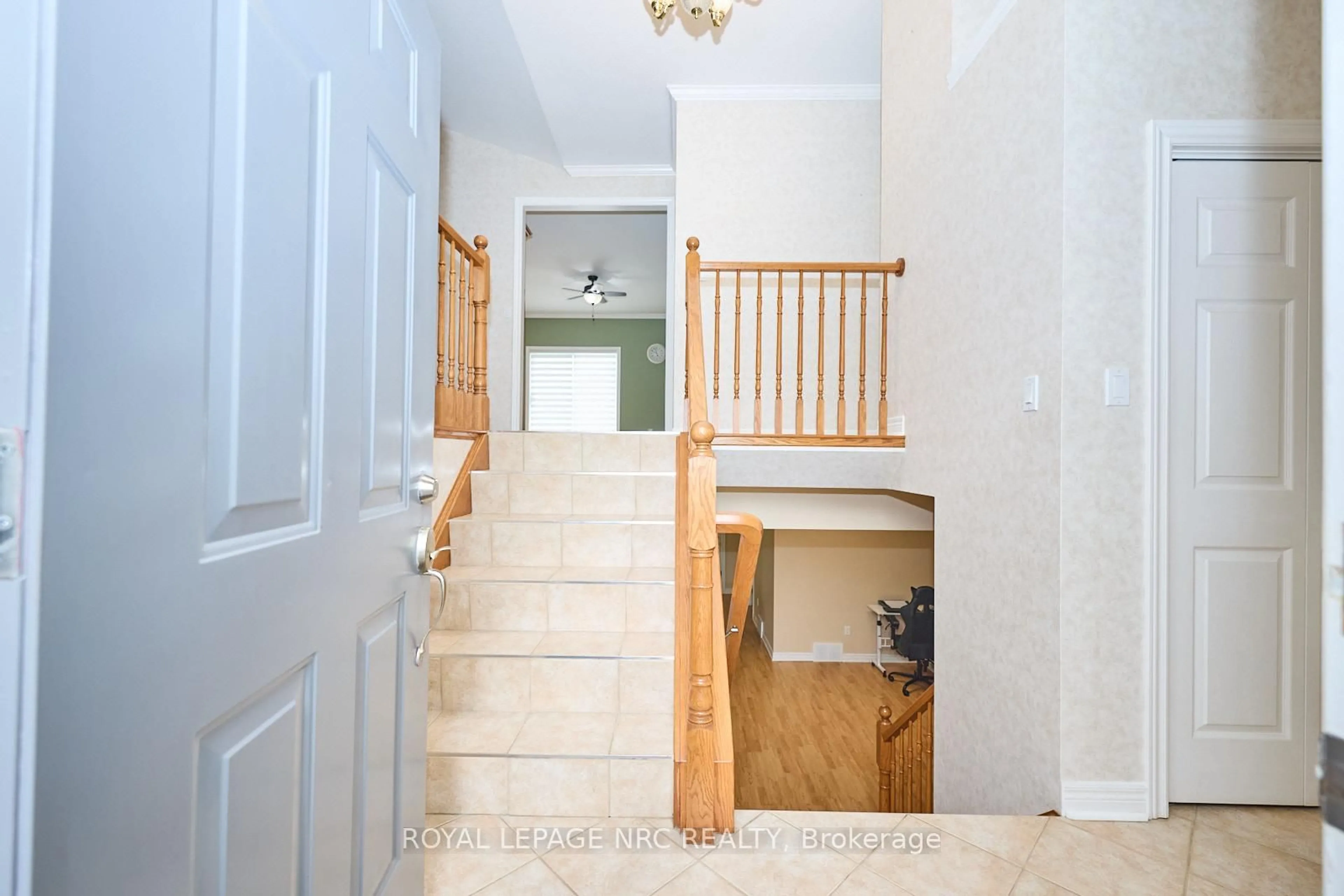 Indoor entryway for 4100 Kalar Rd, Niagara Falls Ontario L2H 1S6