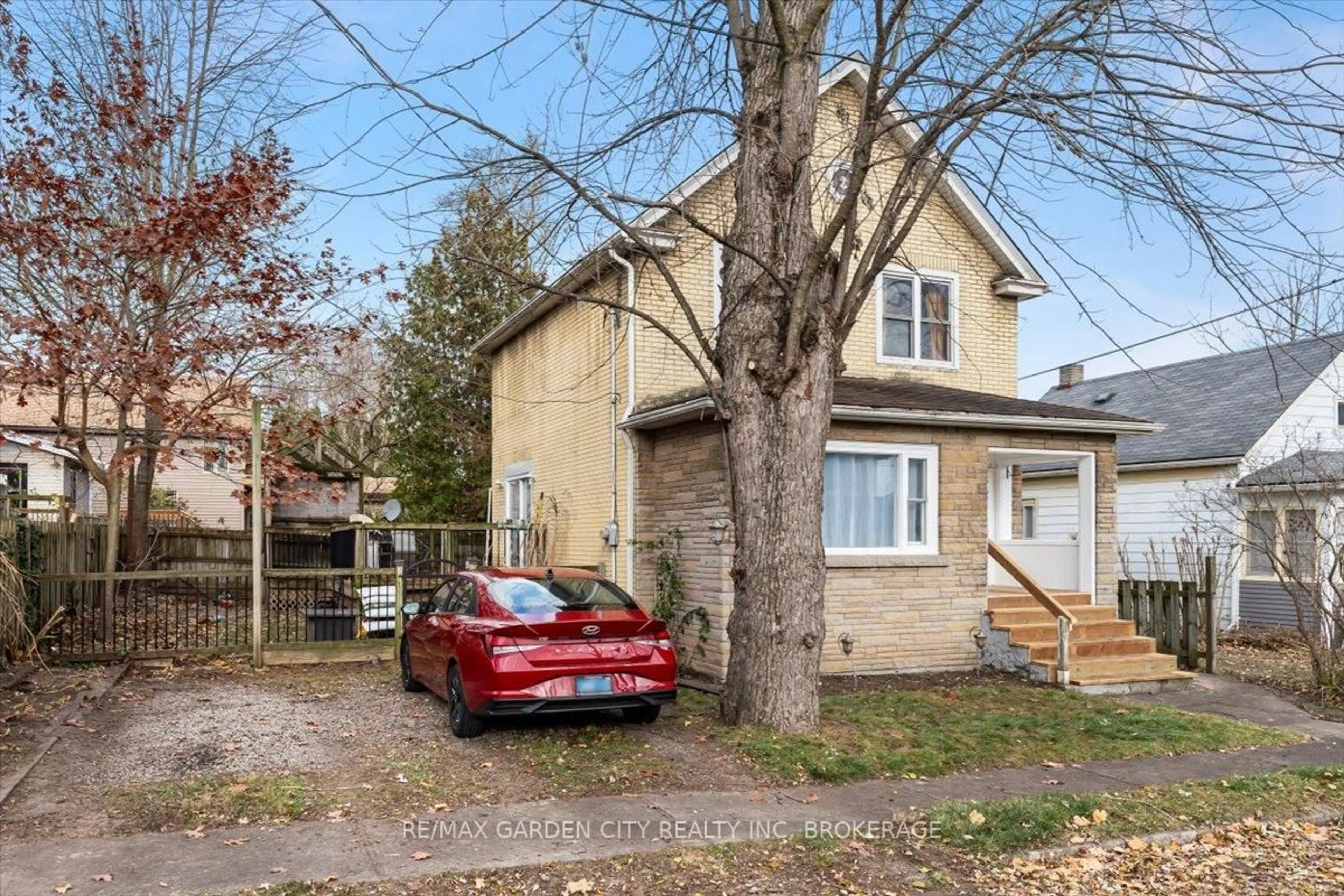 A pic from outside/outdoor area/front of a property/back of a property/a pic from drone, street for 4115 MAY Ave, Niagara Falls Ontario L2E 3H6