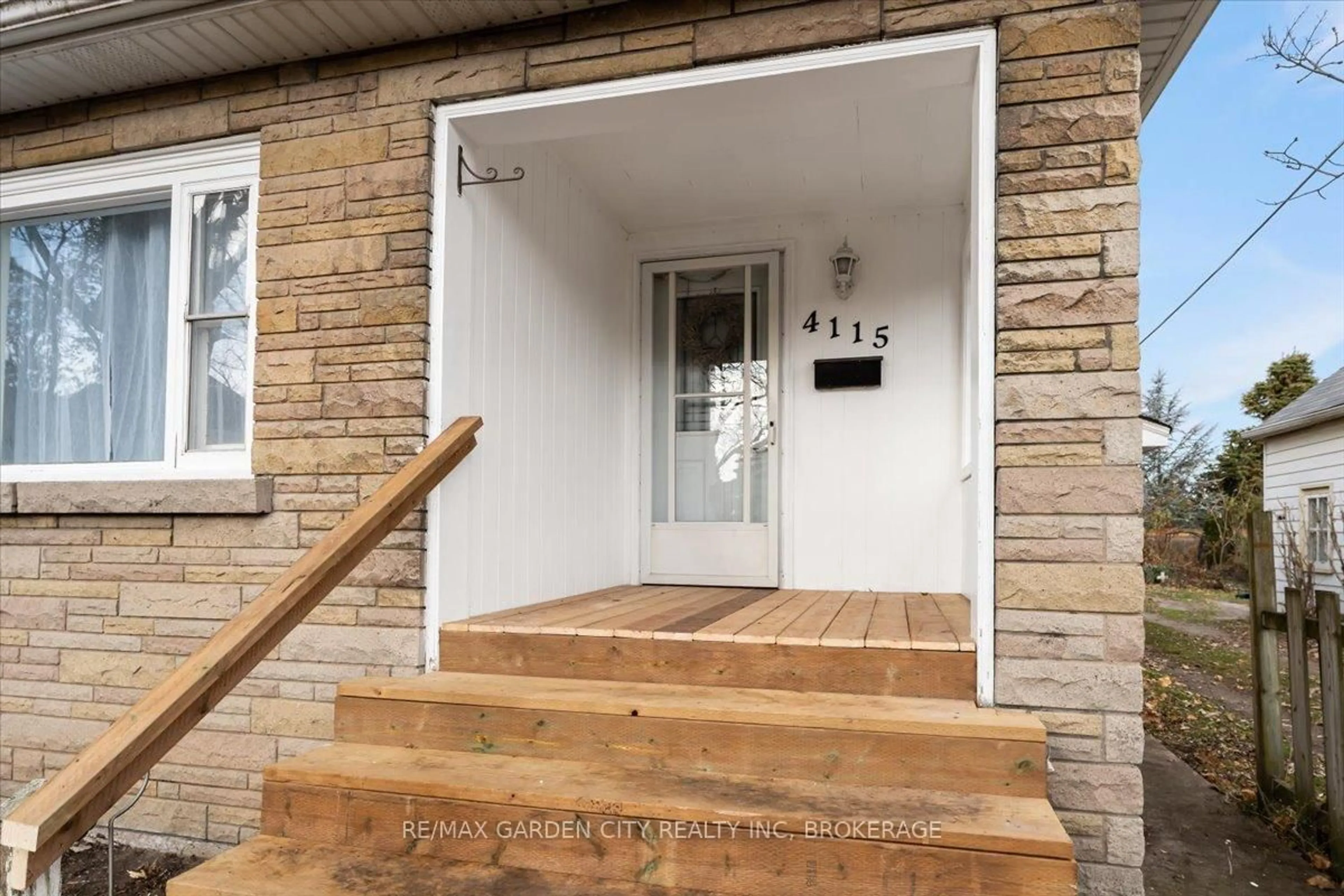 Indoor entryway for 4115 MAY Ave, Niagara Falls Ontario L2E 3H6