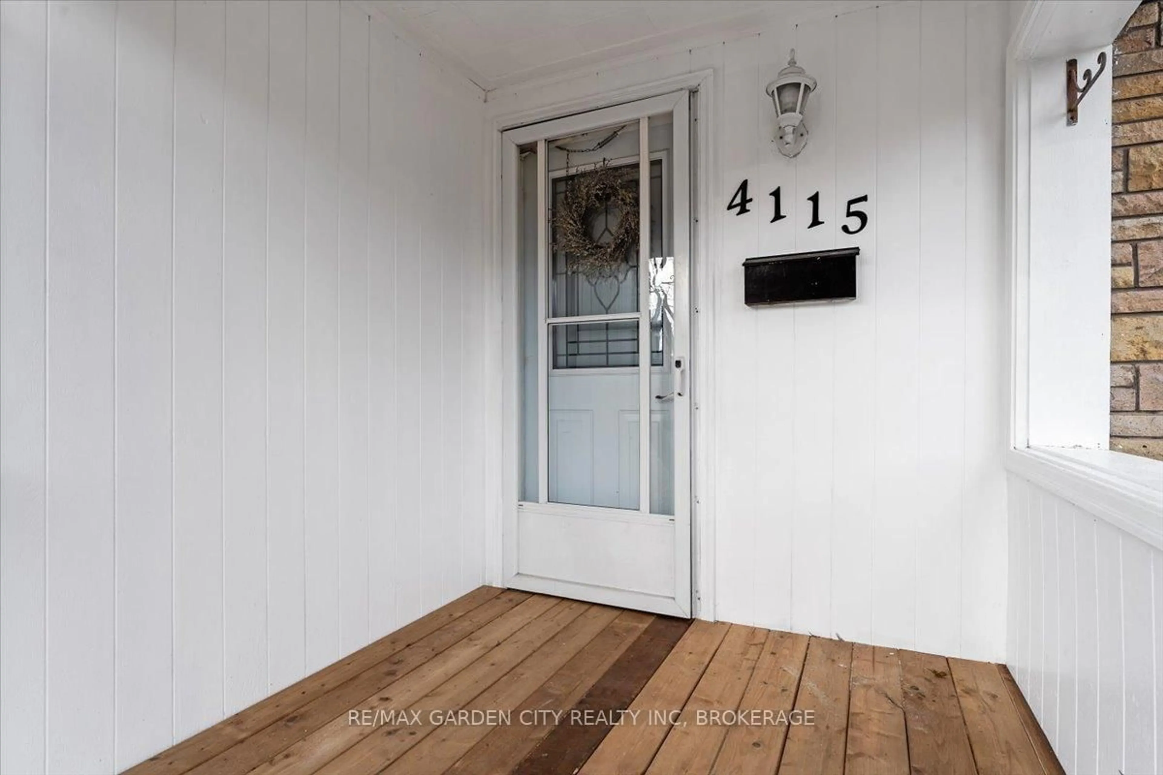 Indoor entryway for 4115 MAY Ave, Niagara Falls Ontario L2E 3H6