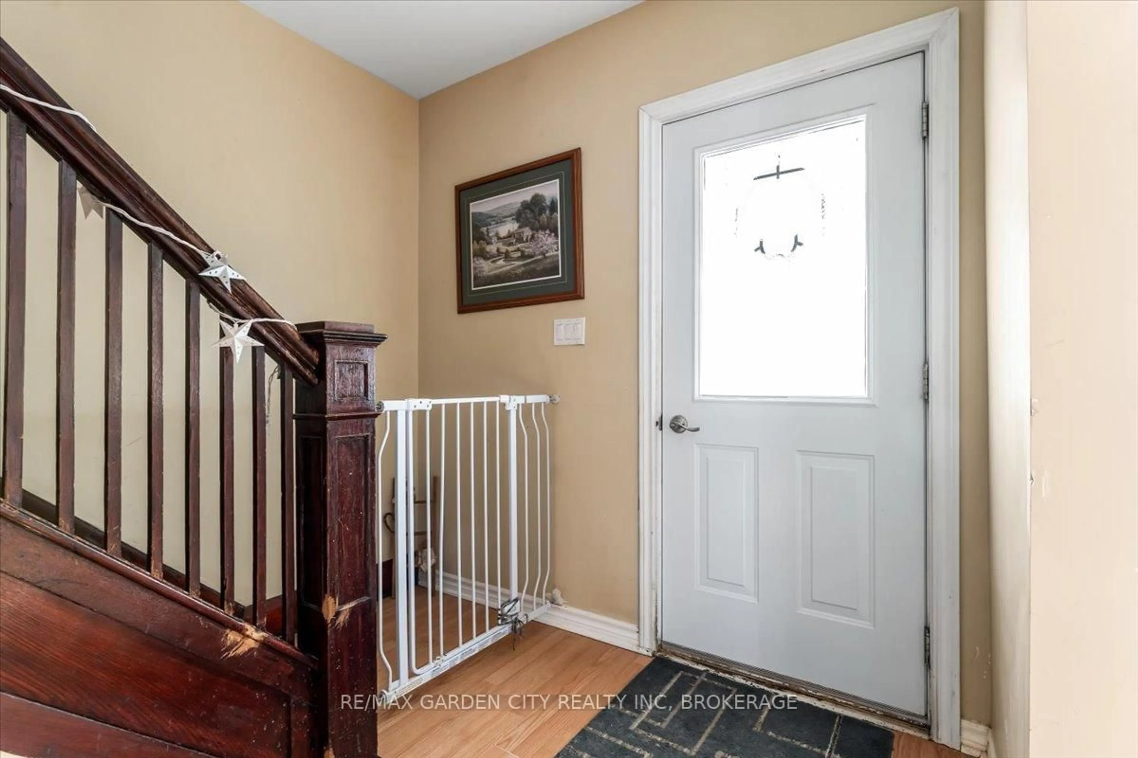 Indoor entryway for 4115 MAY Ave, Niagara Falls Ontario L2E 3H6