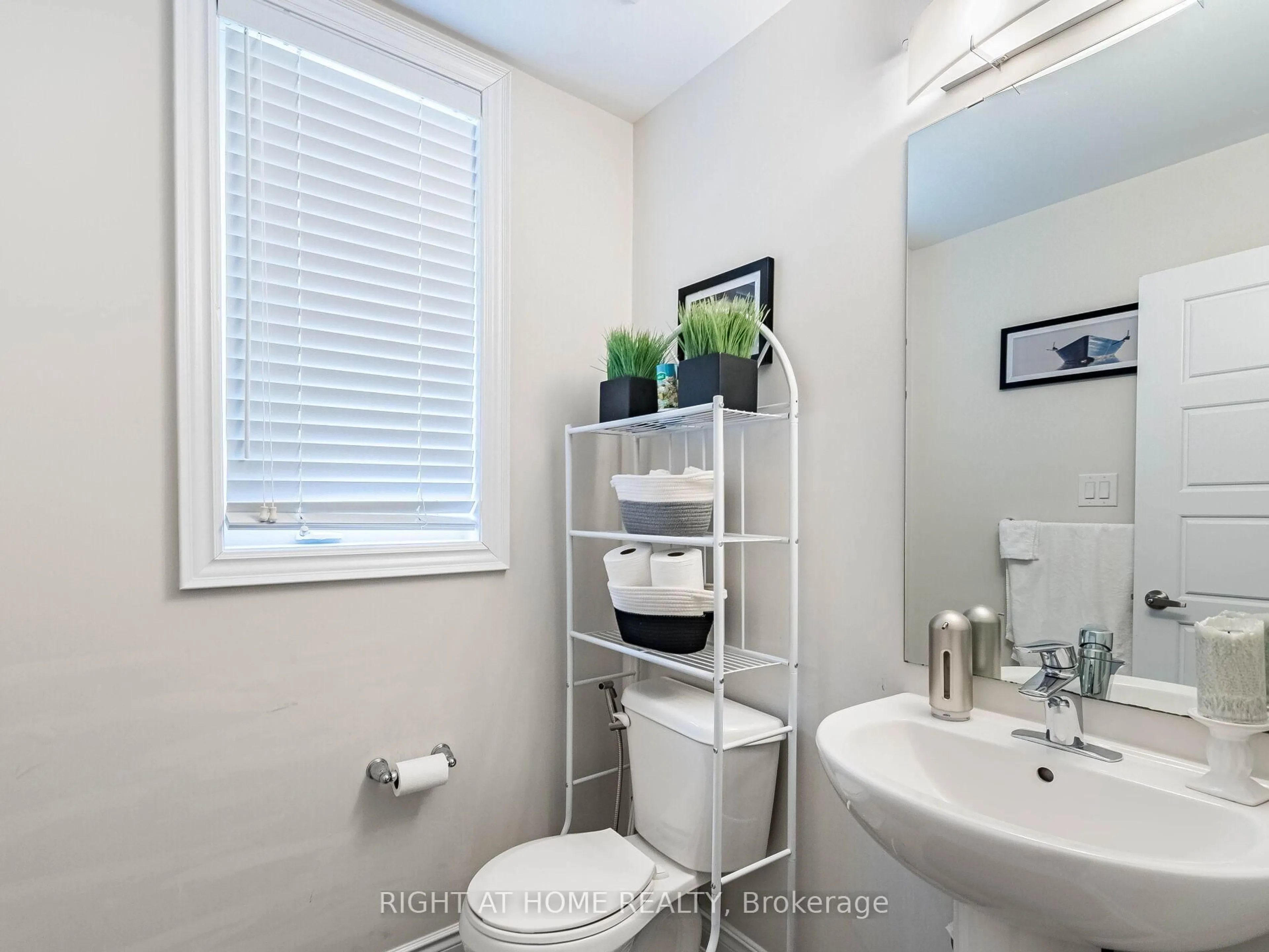 Standard bathroom, ceramic/tile floor for 8779 Chickory Tr, Niagara Falls Ontario L2H 3S4