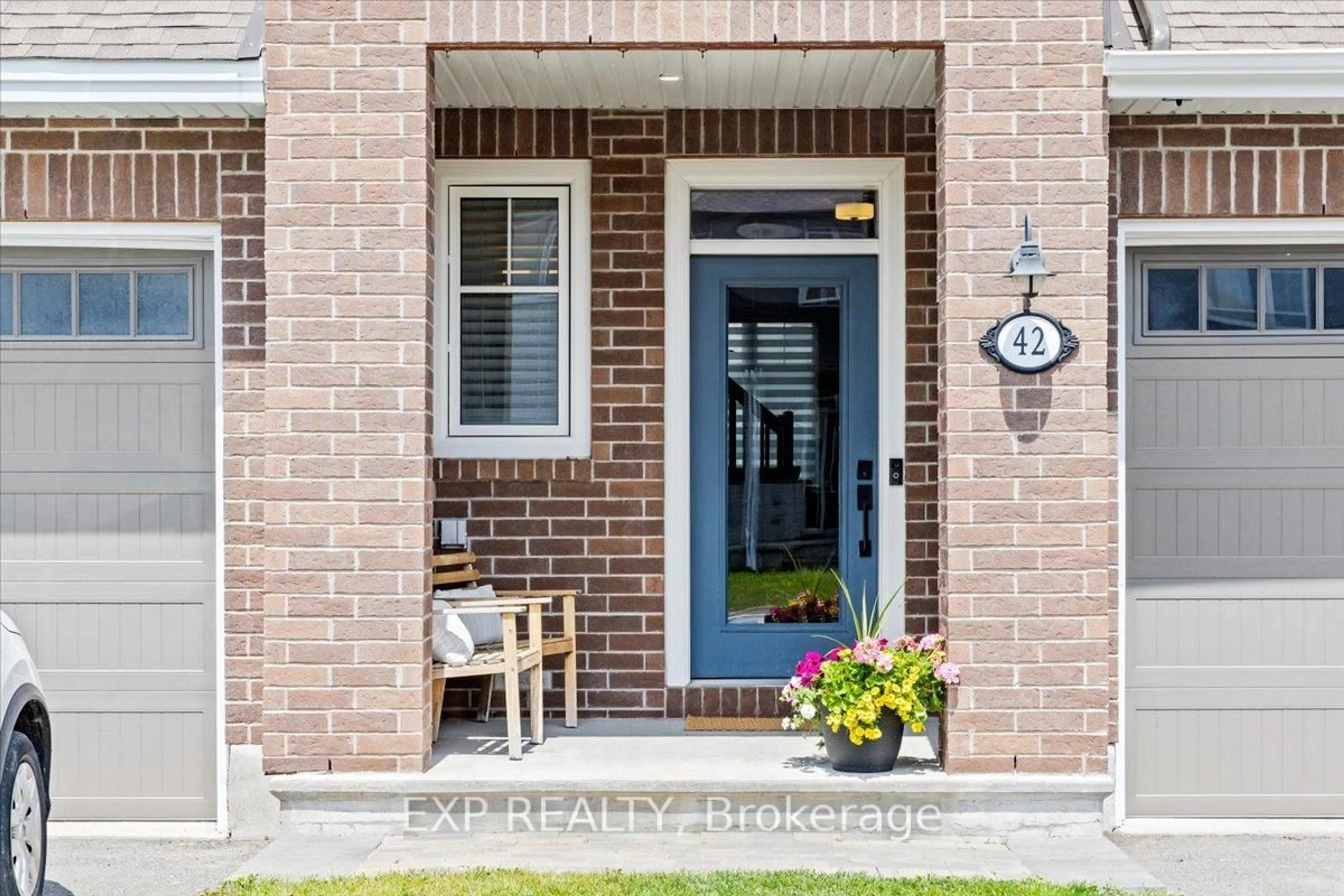 Indoor entryway for 42 Jardiniere St, Ottawa Ontario K2S 2K3