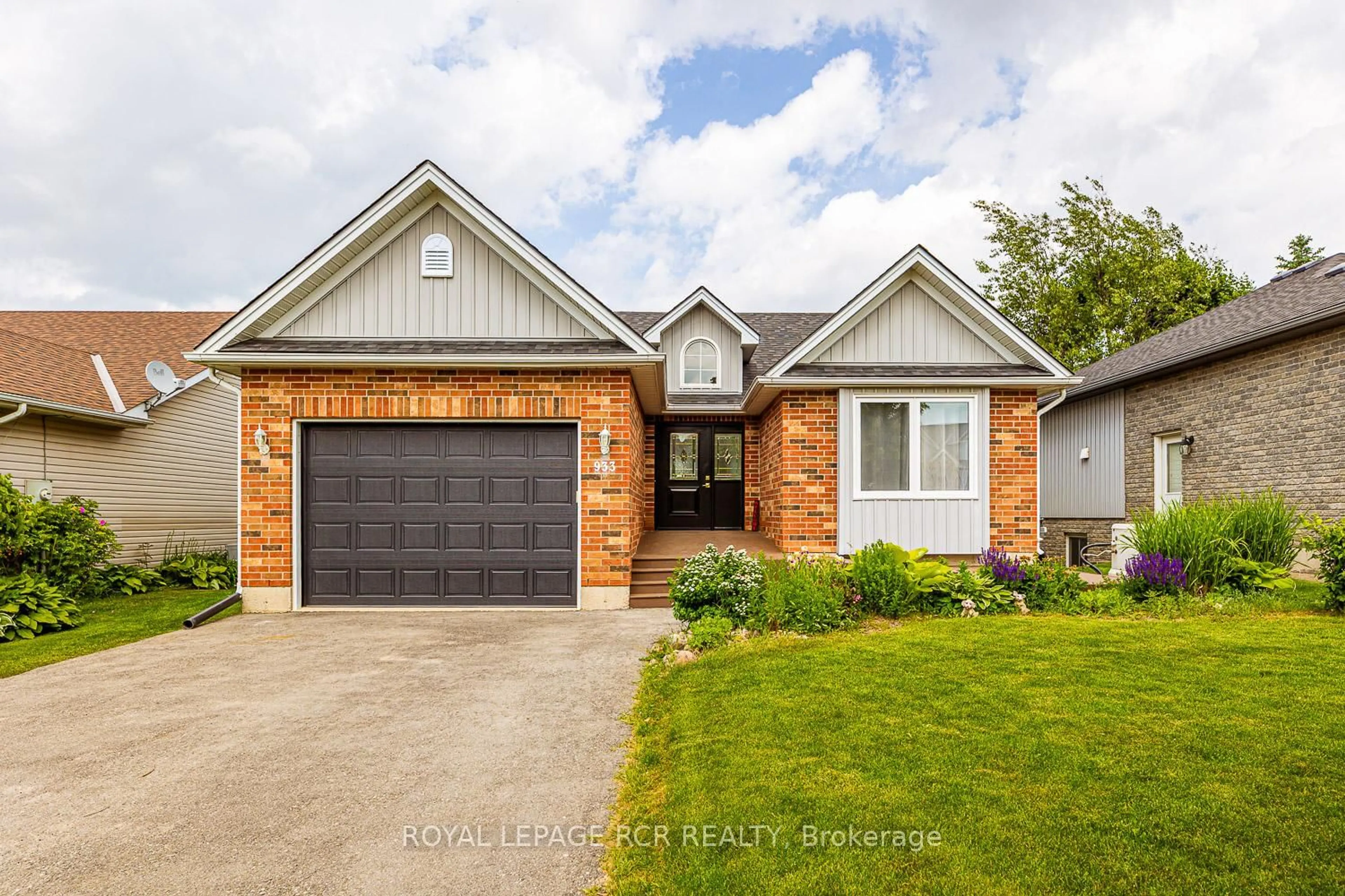 Home with brick exterior material, street for 933 Greenwood Cres, Shelburne Ontario L9W 2Y9