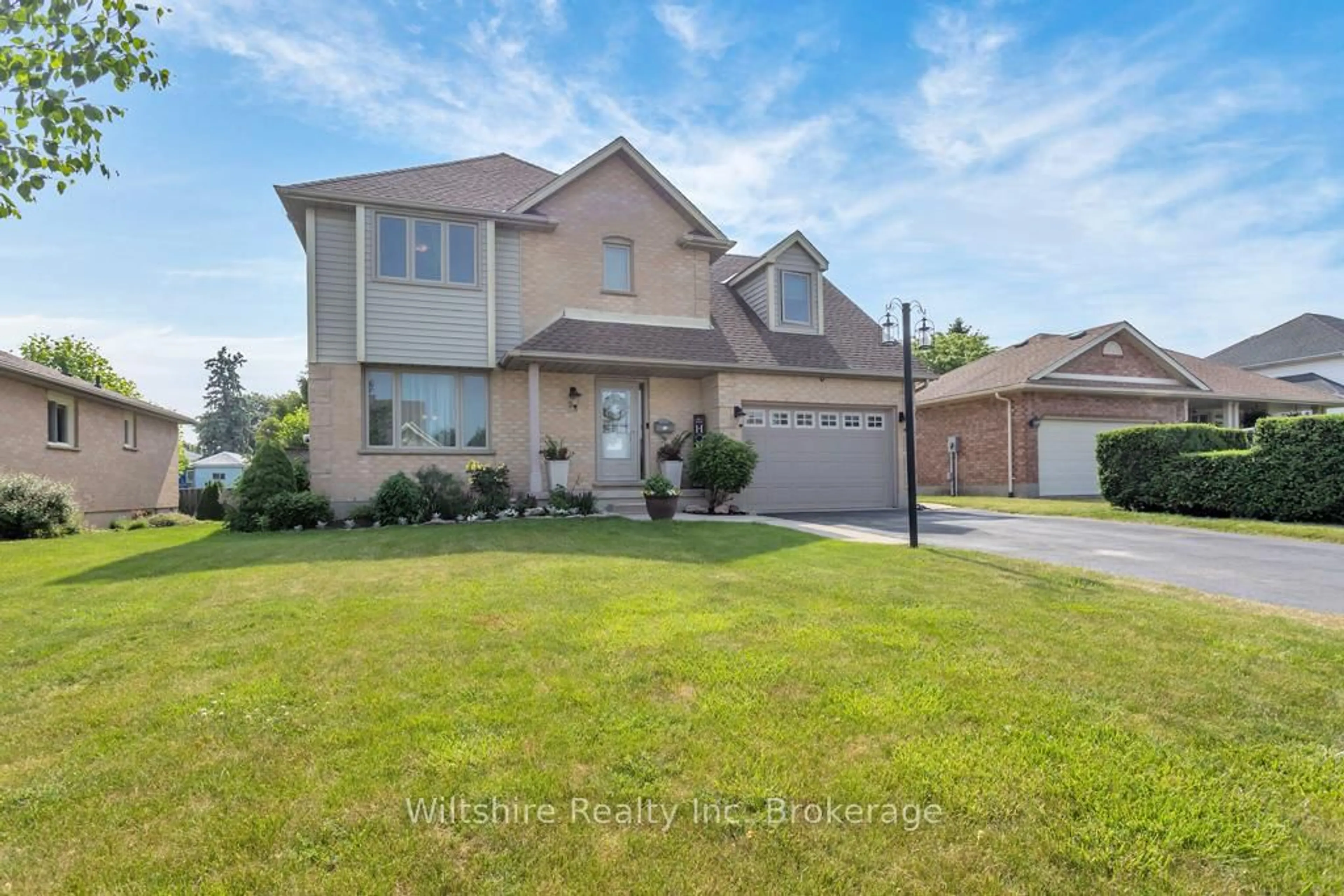 Home with vinyl exterior material, water/lake/river/ocean view for 38 Cavanaugh Cres, St. Thomas Ontario N5R 5Y6