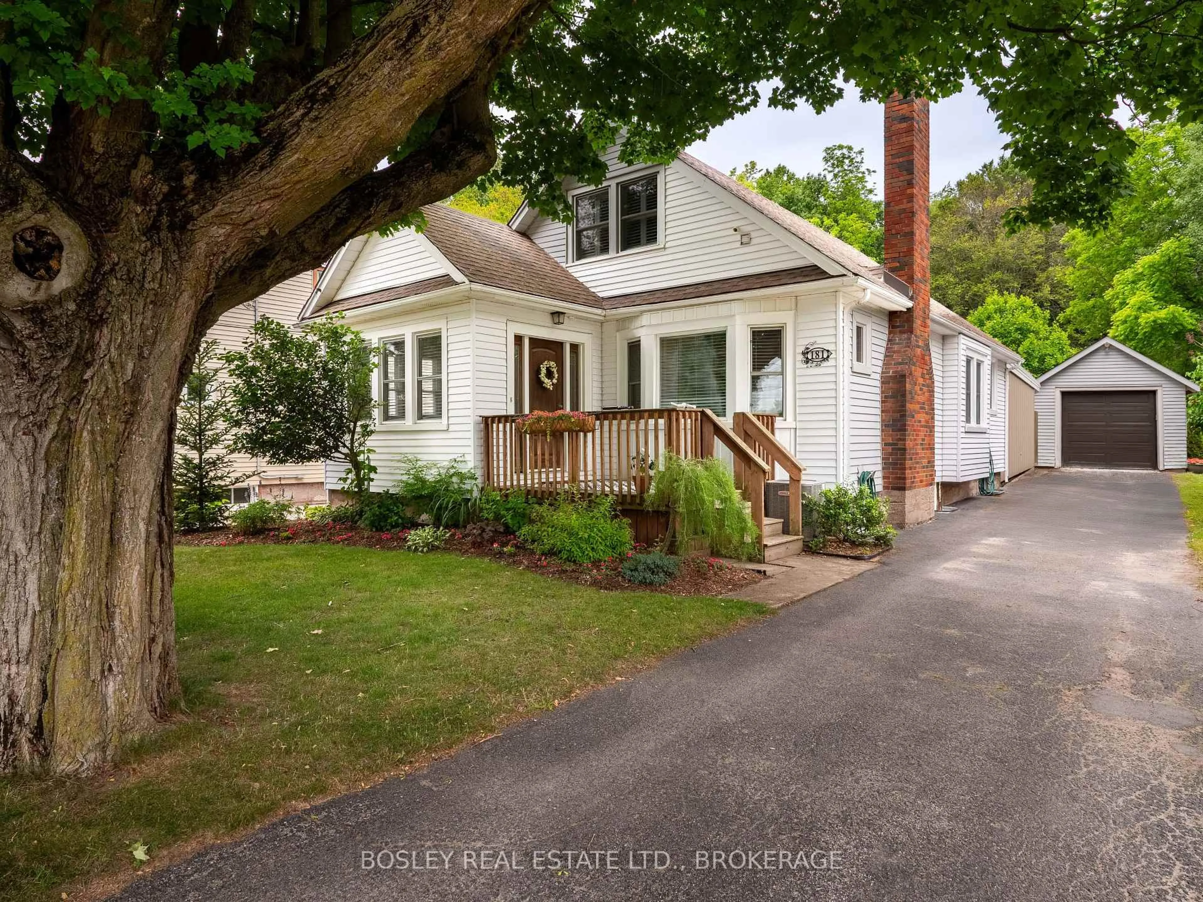 A pic from outside/outdoor area/front of a property/back of a property/a pic from drone, street for 181 Canboro Rd, Pelham Ontario L0S 1E5
