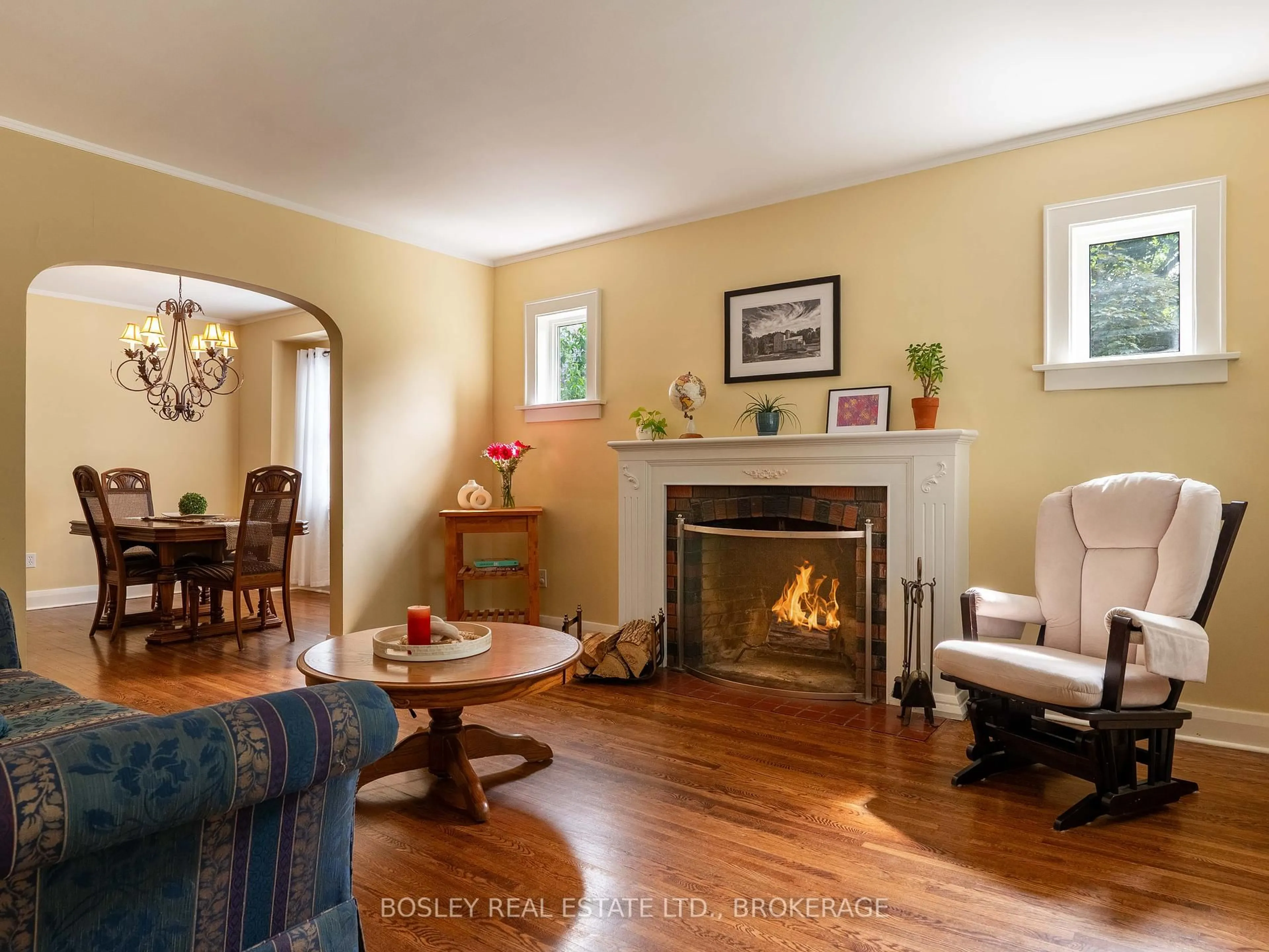 Living room with furniture, wood/laminate floor for 181 Canboro Rd, Pelham Ontario L0S 1E5