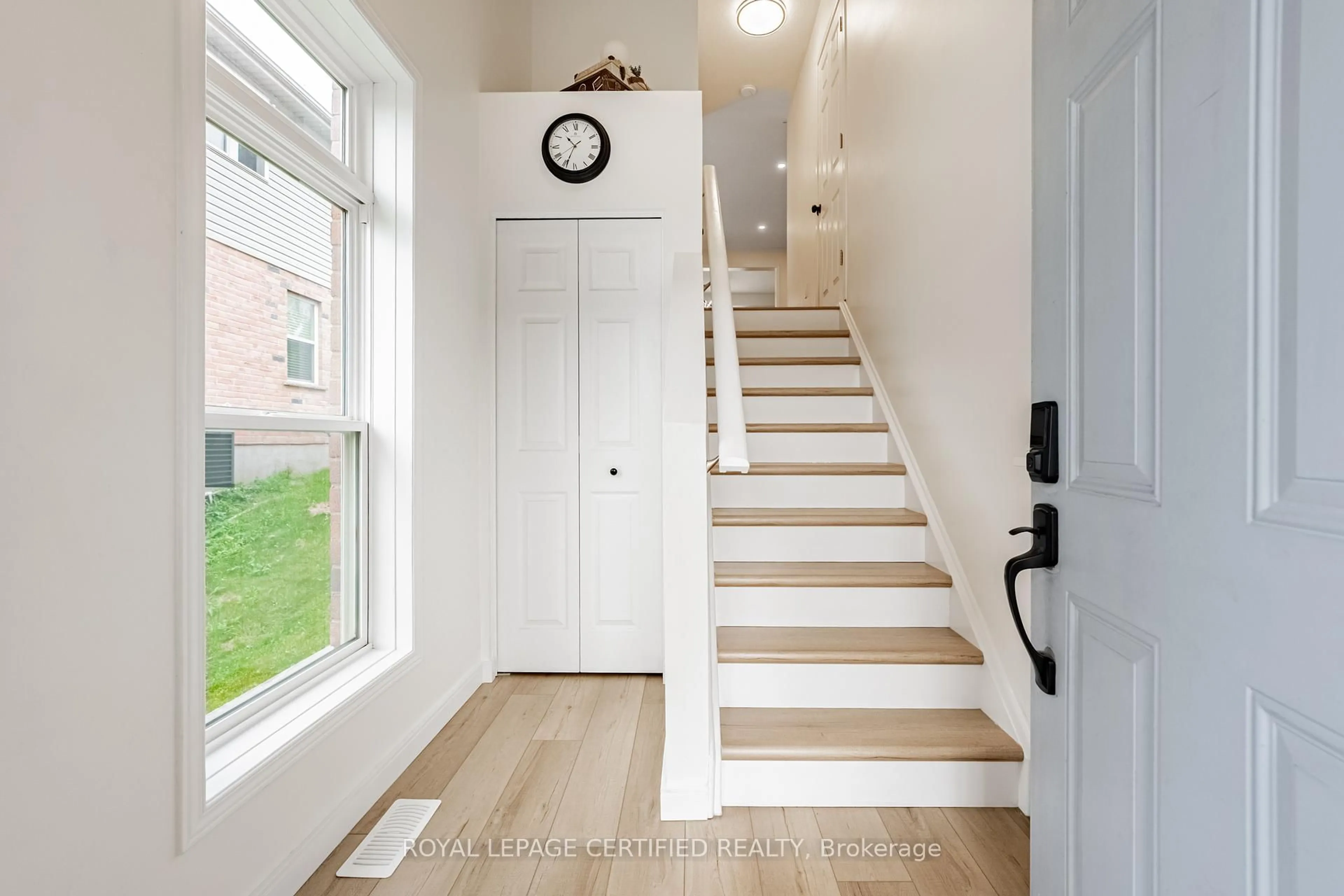 Indoor entryway for 15 Brookfield Cres, Kitchener Ontario N2E 0A6