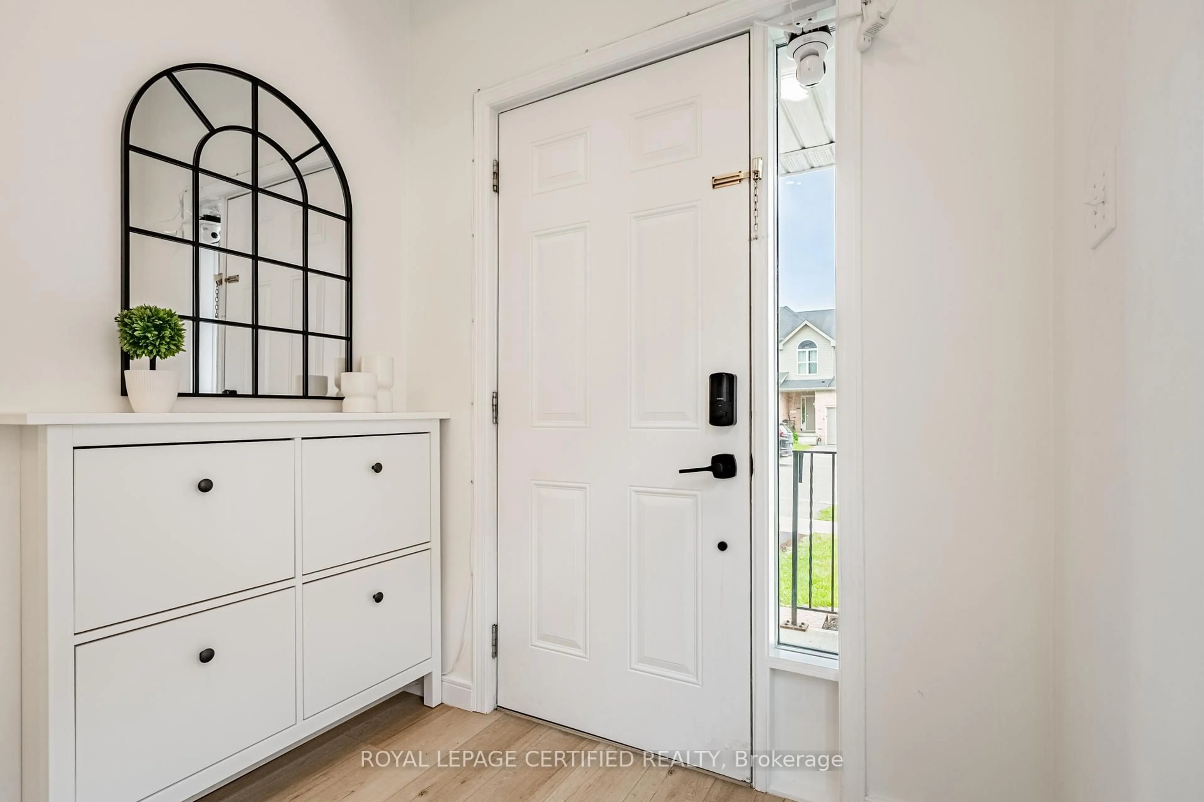 Indoor entryway for 15 Brookfield Cres, Kitchener Ontario N2E 0A6