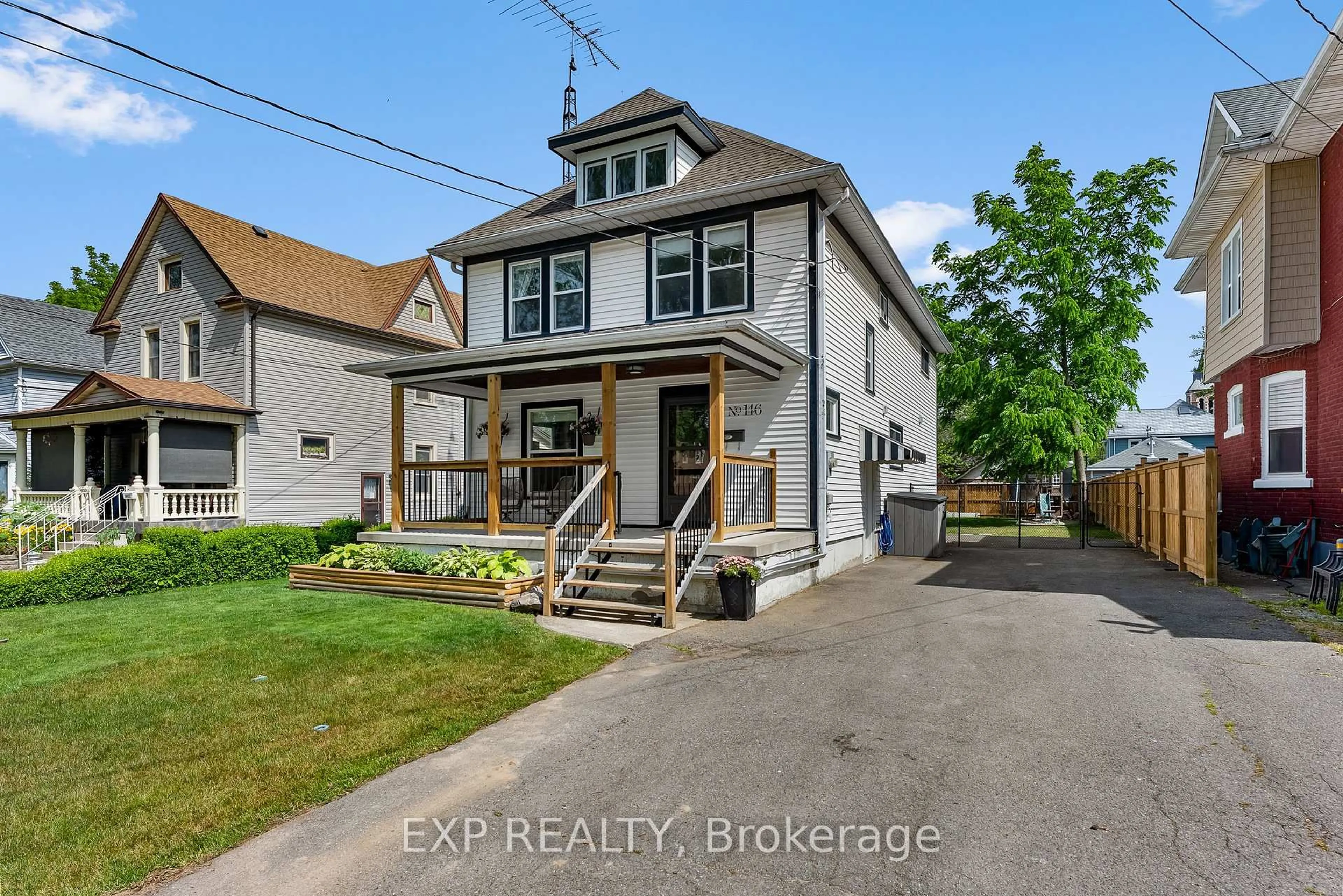 A pic from outside/outdoor area/front of a property/back of a property/a pic from drone, street for 146 State St, Welland Ontario L3B 4K7