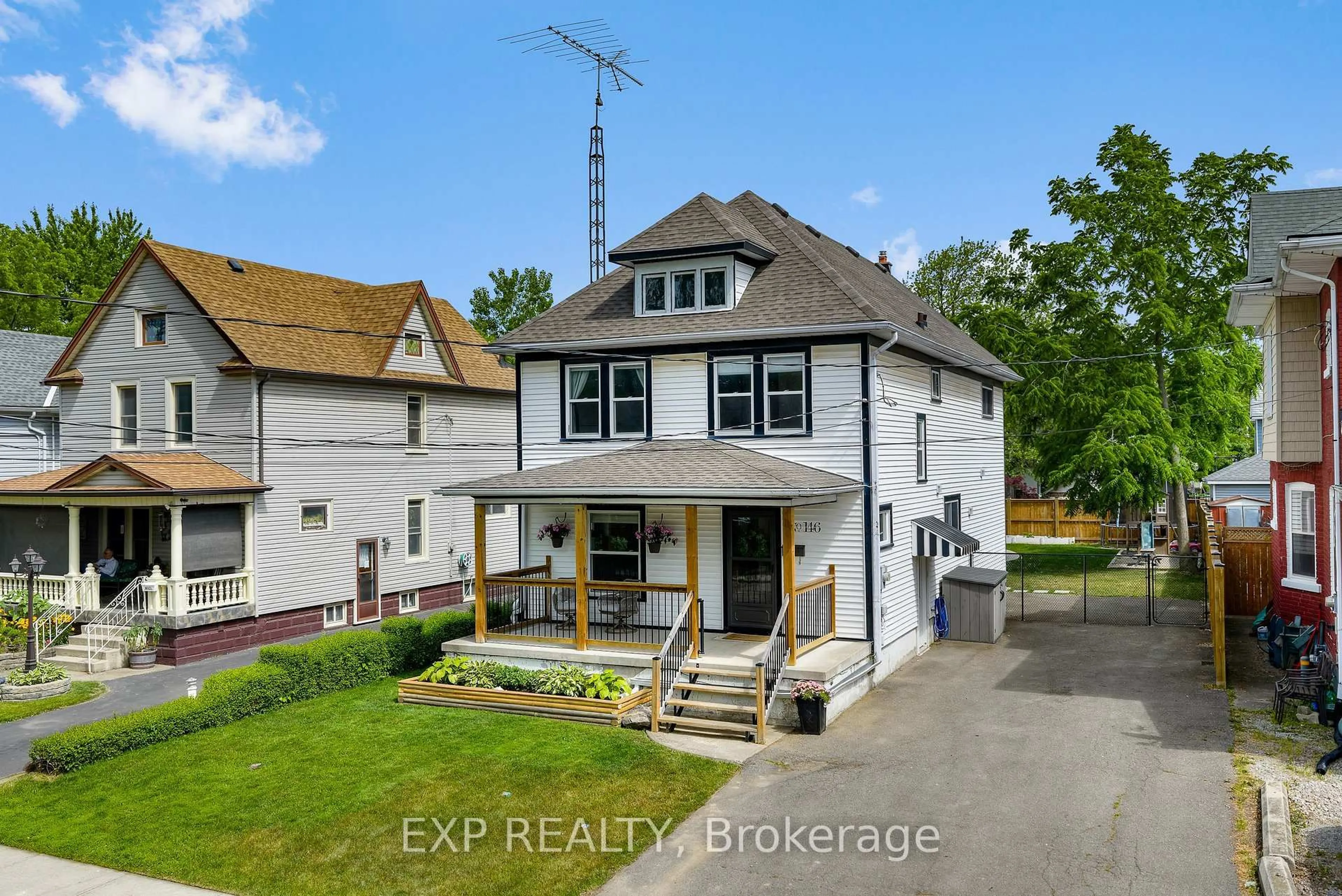 A pic from outside/outdoor area/front of a property/back of a property/a pic from drone, street for 146 State St, Welland Ontario L3B 4K7