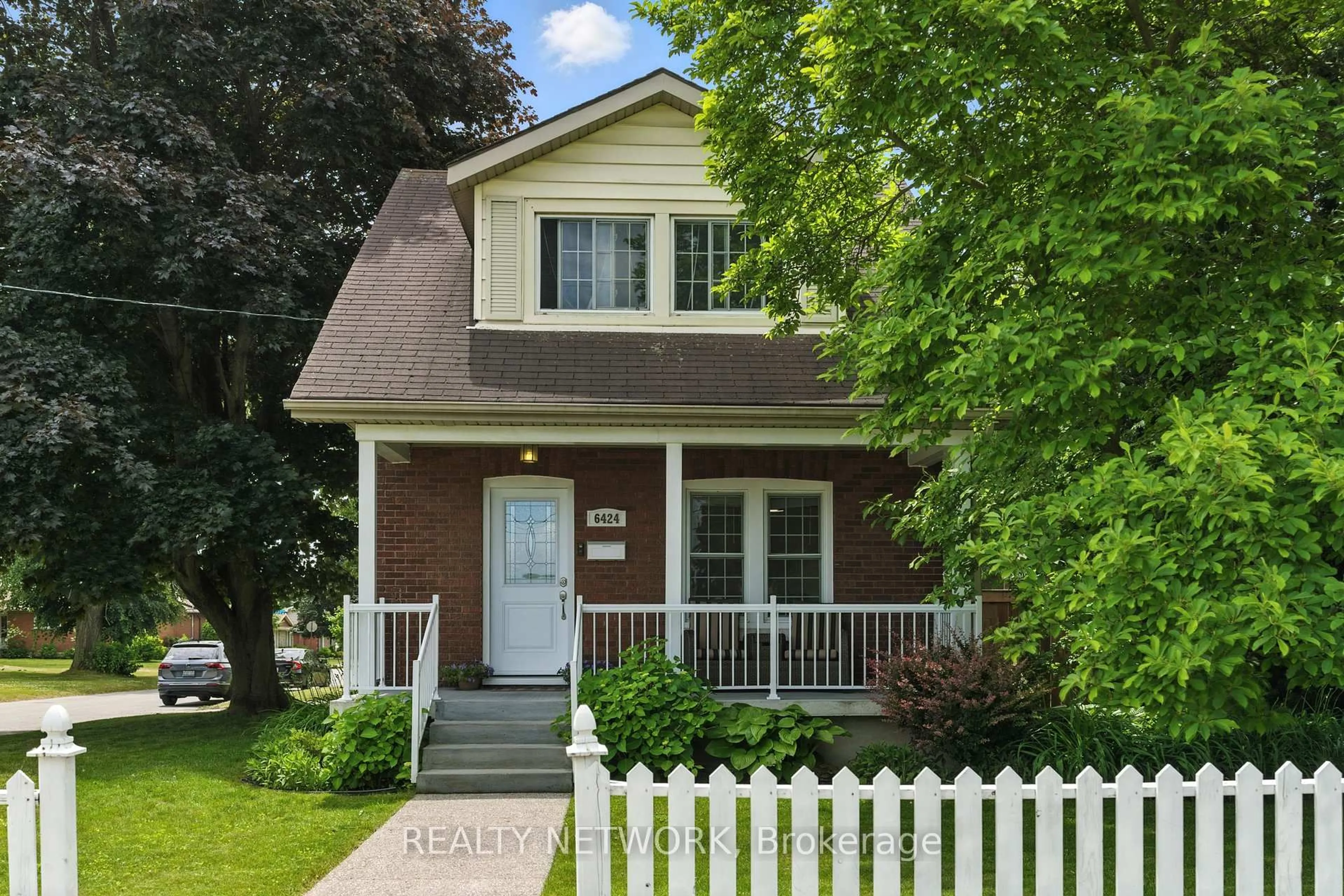 Home with vinyl exterior material, street for 6424 Riall St, Niagara Falls Ontario L2J 1Z5