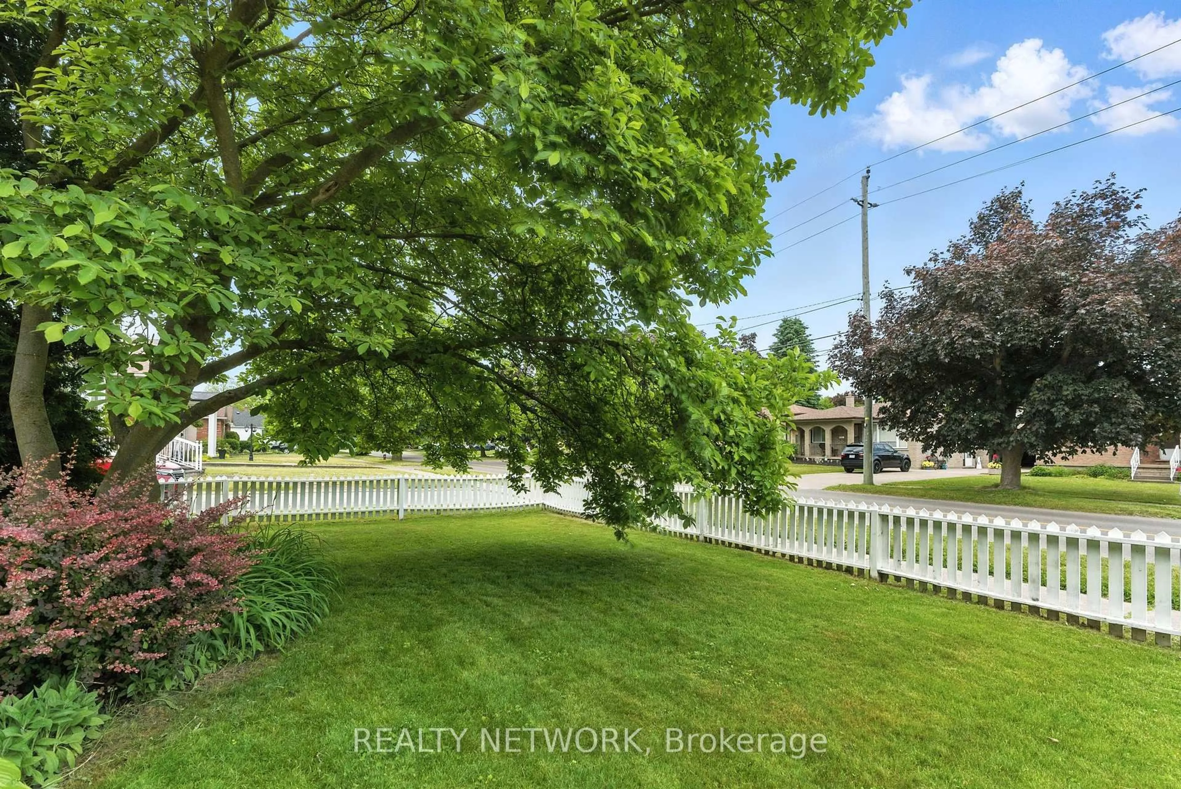 A pic from outside/outdoor area/front of a property/back of a property/a pic from drone, unknown for 6424 Riall St, Niagara Falls Ontario L2J 1Z5