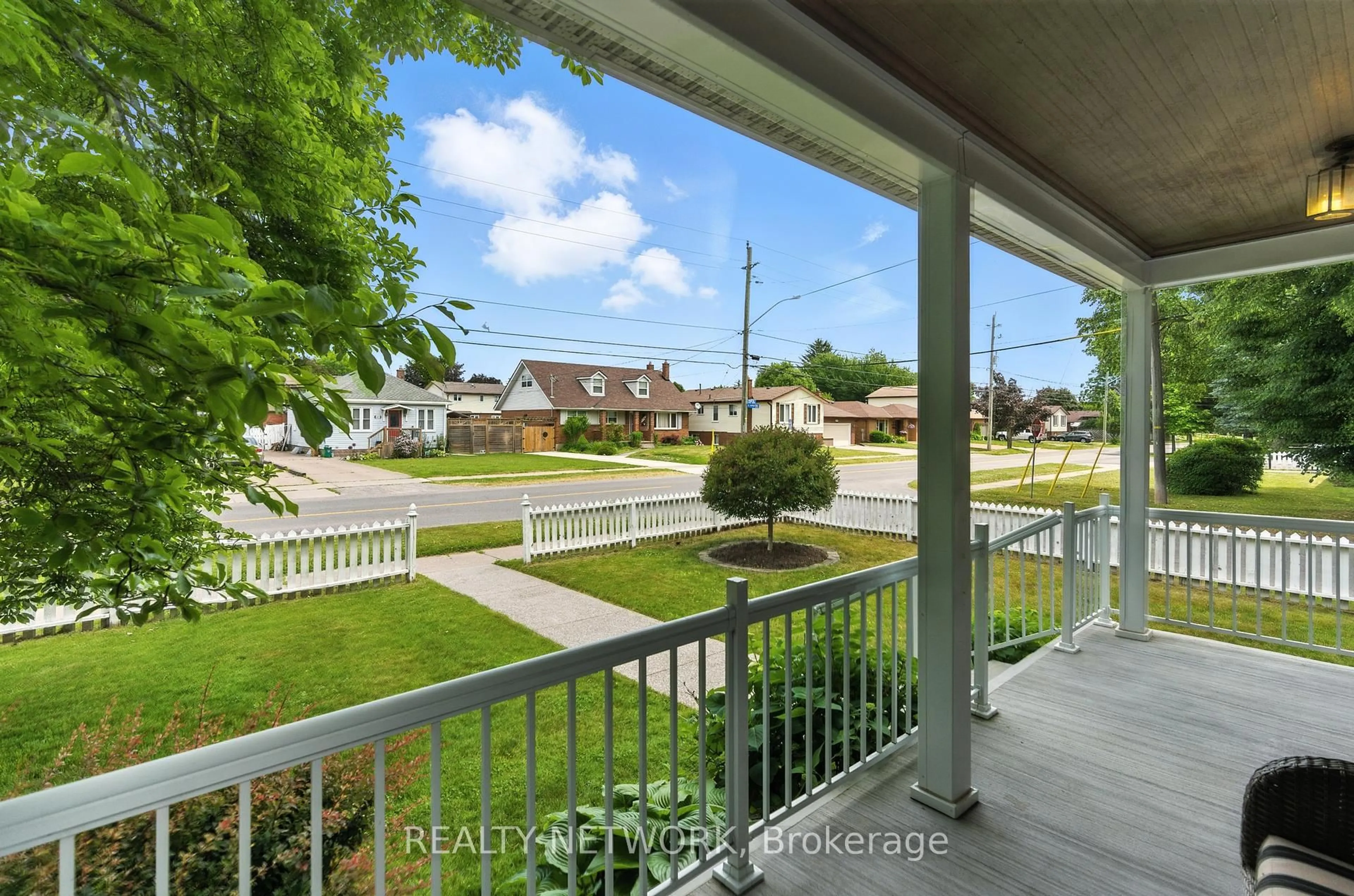A pic from outside/outdoor area/front of a property/back of a property/a pic from drone, unknown for 6424 Riall St, Niagara Falls Ontario L2J 1Z5