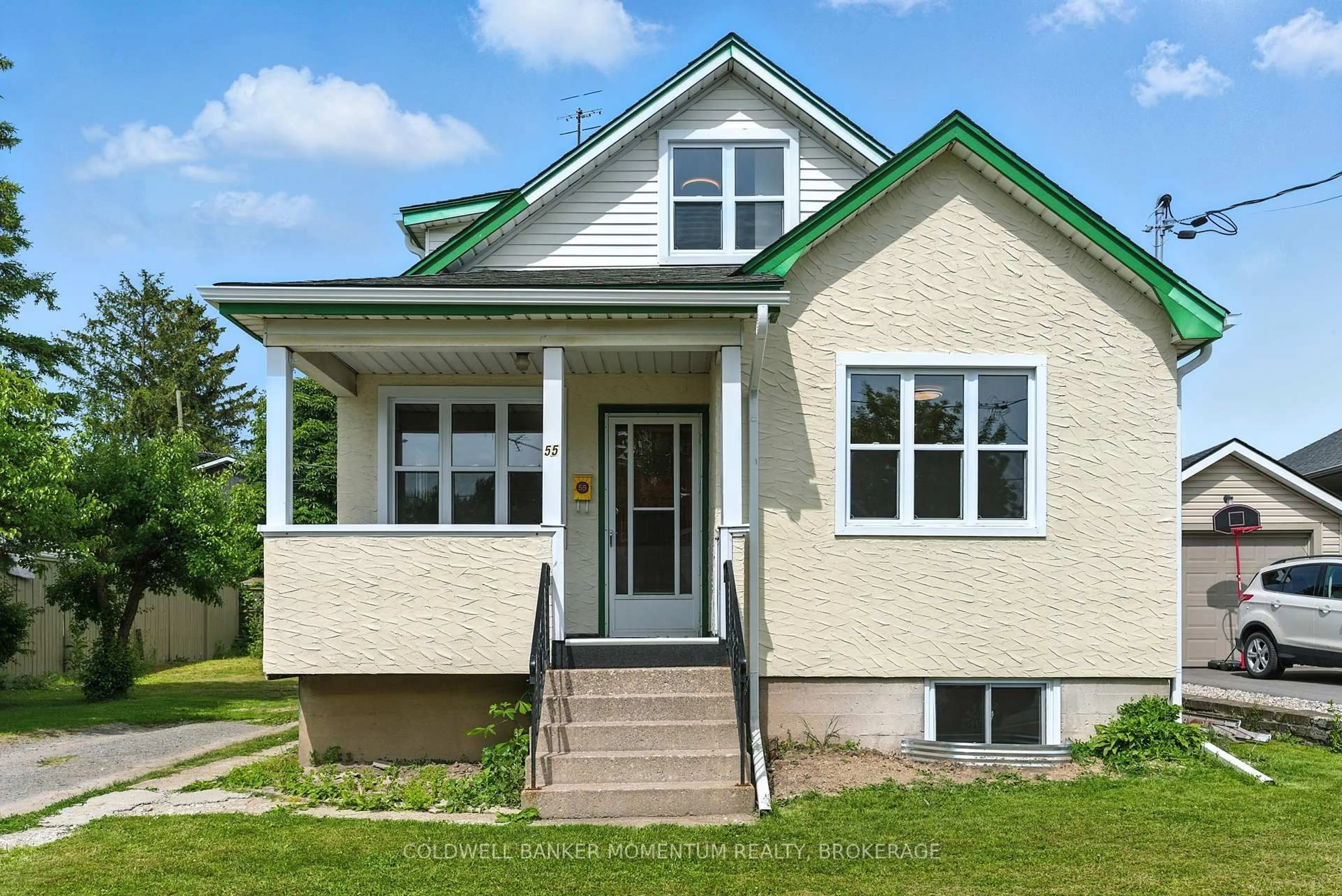 Home with vinyl exterior material, building for 55 Battle St, Thorold Ontario L2V 3W4