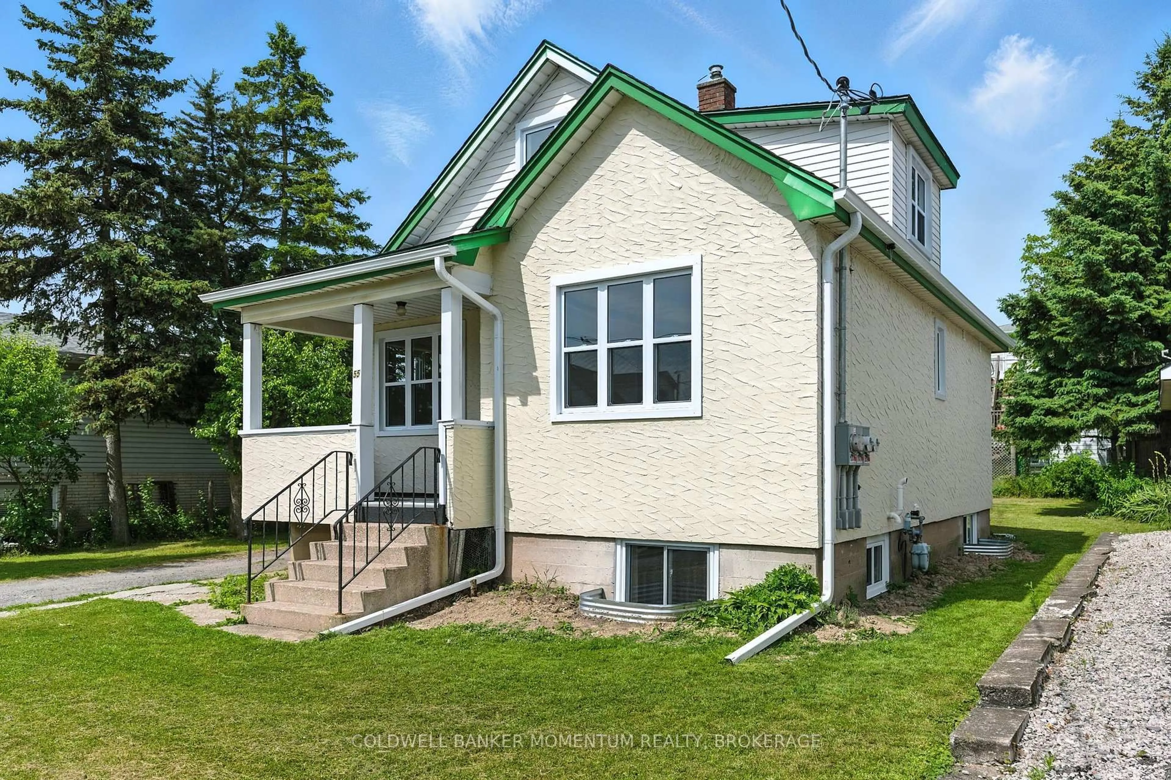 Home with vinyl exterior material, street for 55 Battle St, Thorold Ontario L2V 3W4