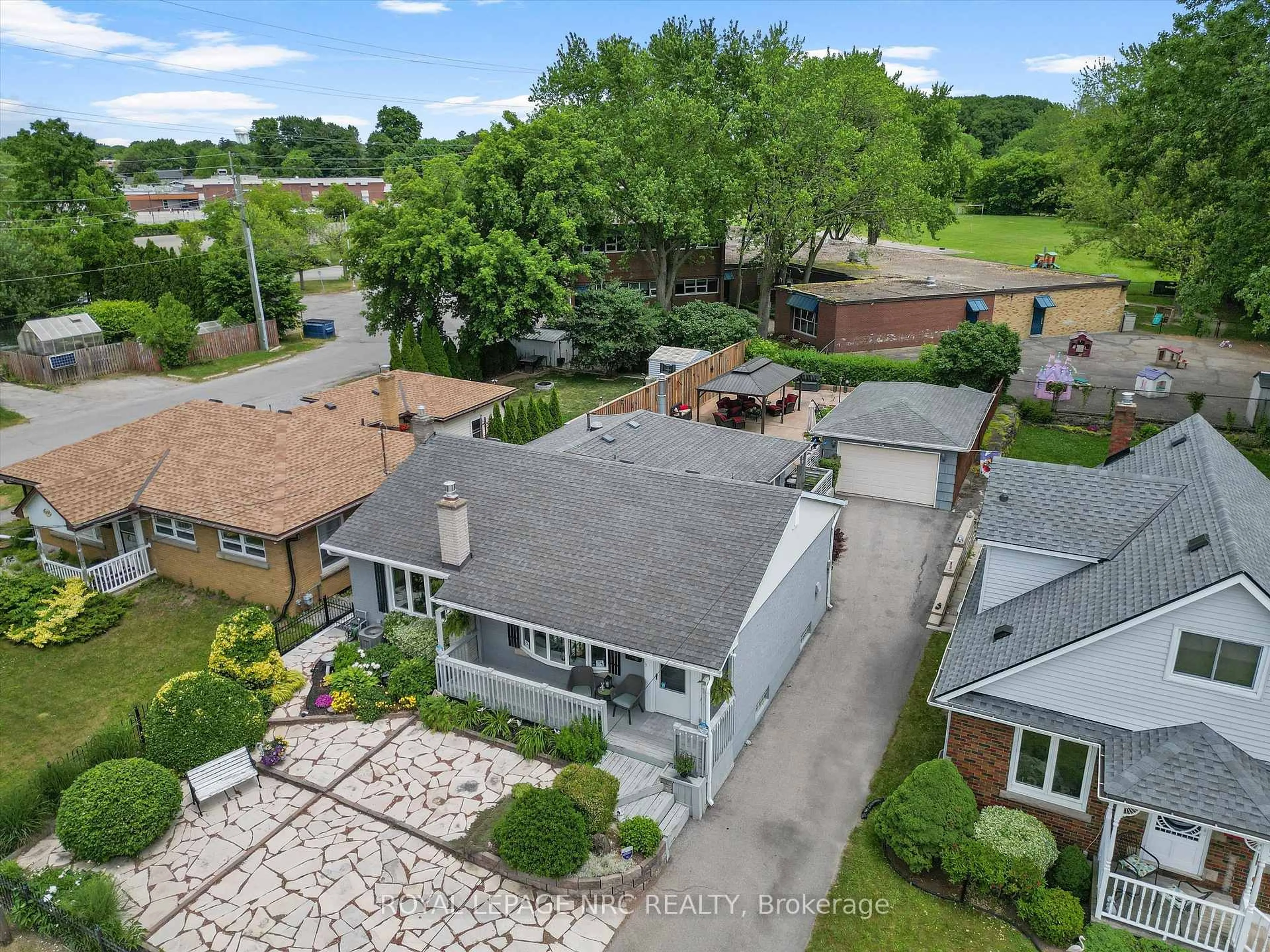 A pic from outside/outdoor area/front of a property/back of a property/a pic from drone, street for 6664 Dorchester Rd, Niagara Falls Ontario L2G 5T8
