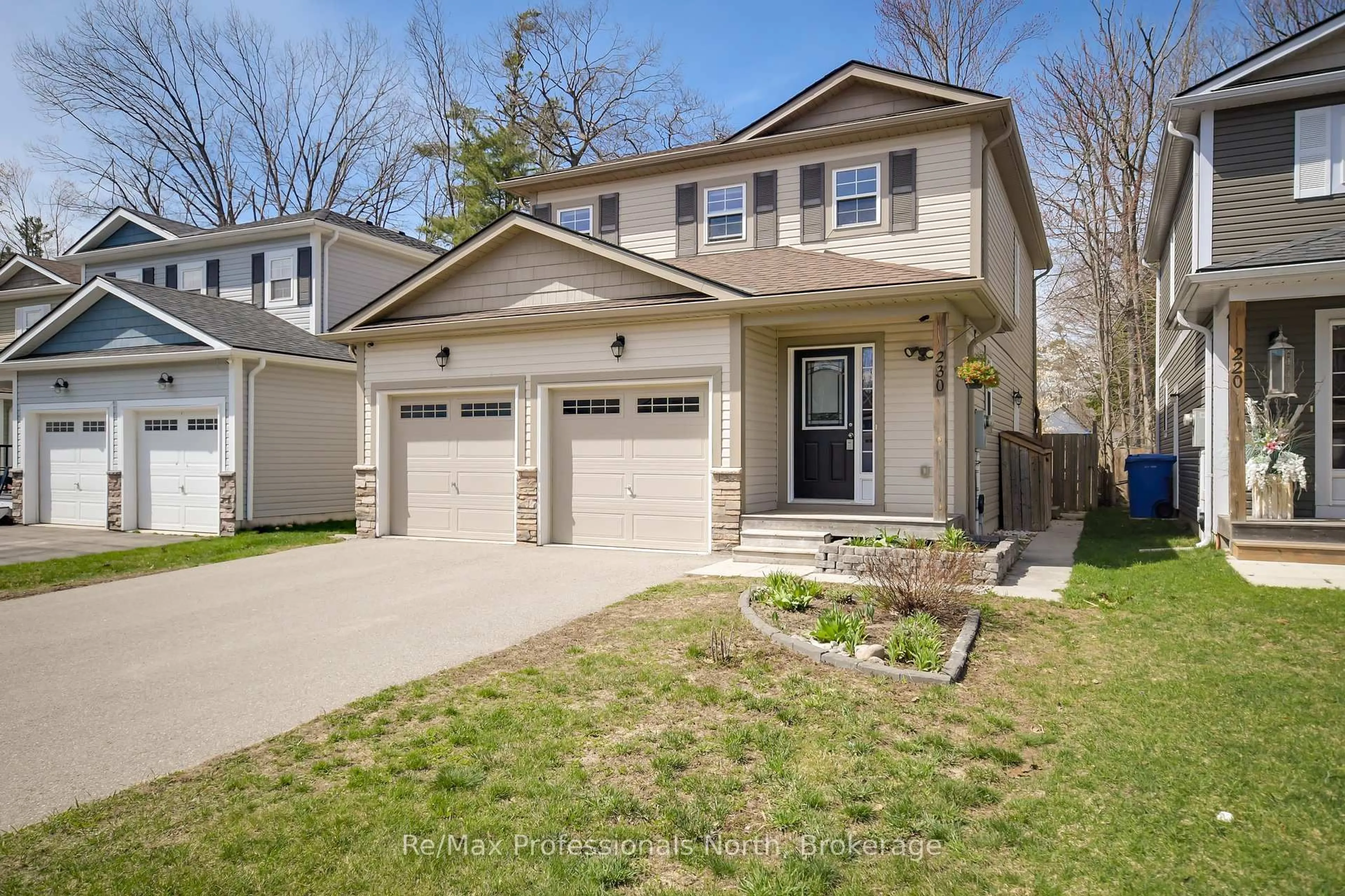 Home with vinyl exterior material, street for 230 Pine St, Gravenhurst Ontario P1P 1B1