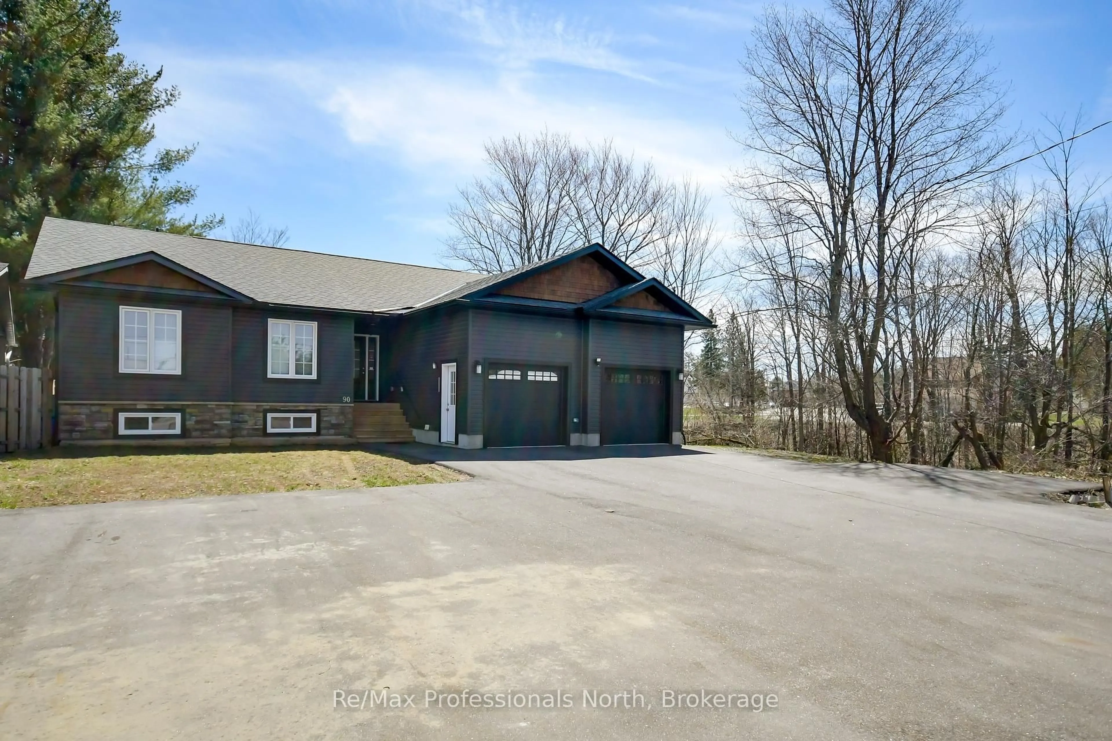 Unknown for 90 Ann St, Bracebridge Ontario P1L 1M1