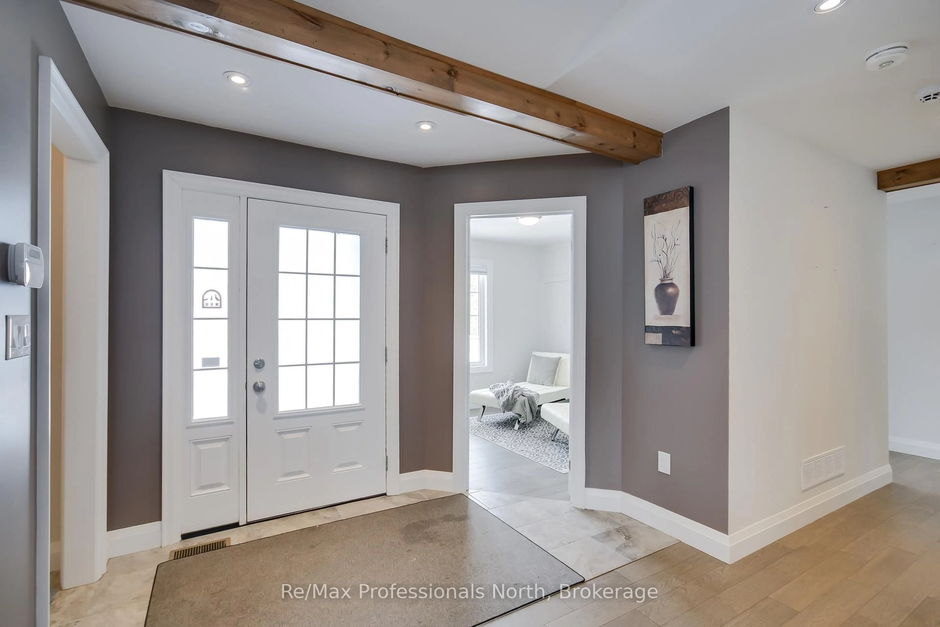 Indoor entryway for 90 Ann St, Bracebridge Ontario P1L 1M1