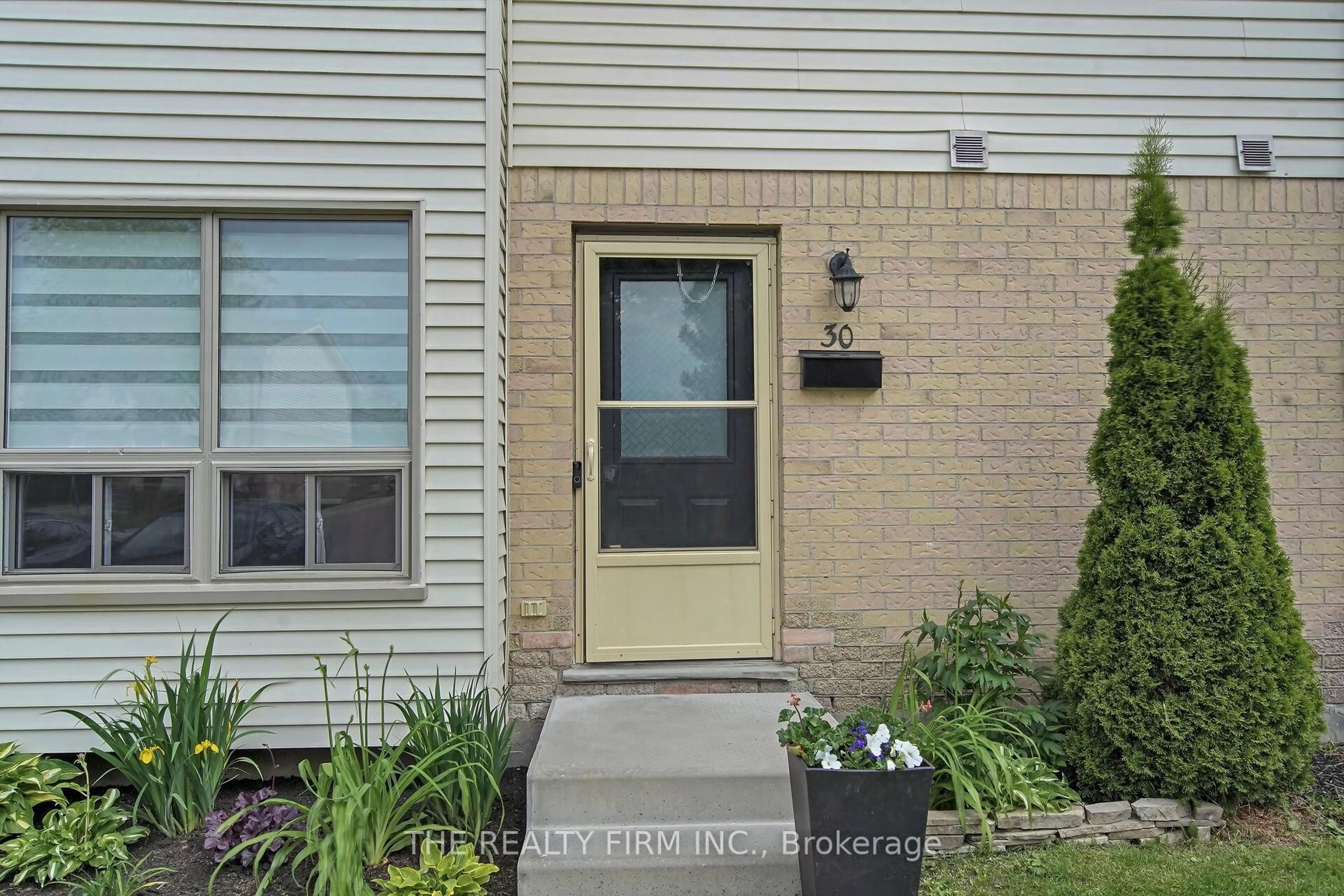 Indoor entryway for 355 Sandringham Cres #30, London South Ontario N6C 5K3