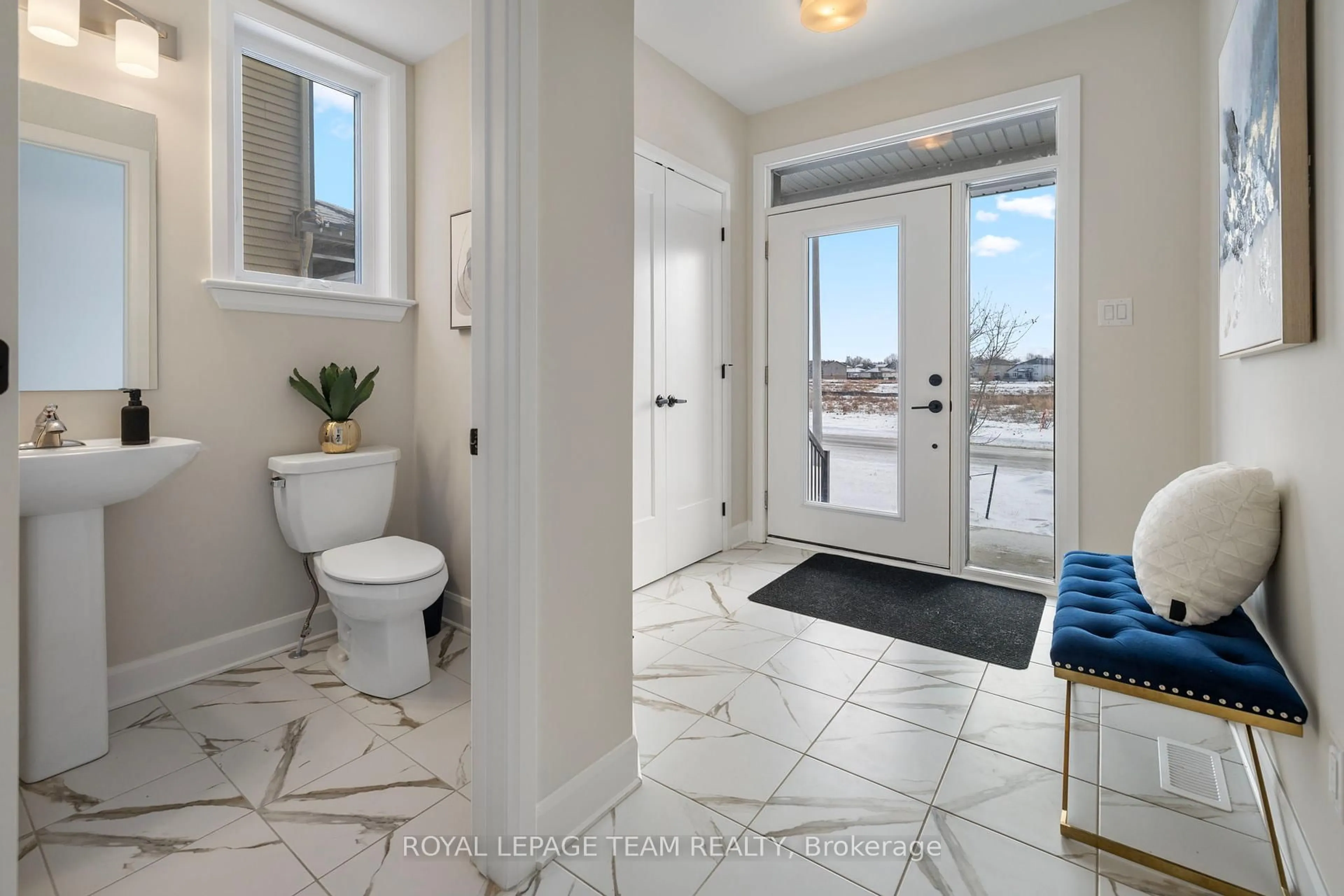 Indoor entryway for 757 Gamble Dr, Russell Ontario K4R 0G5